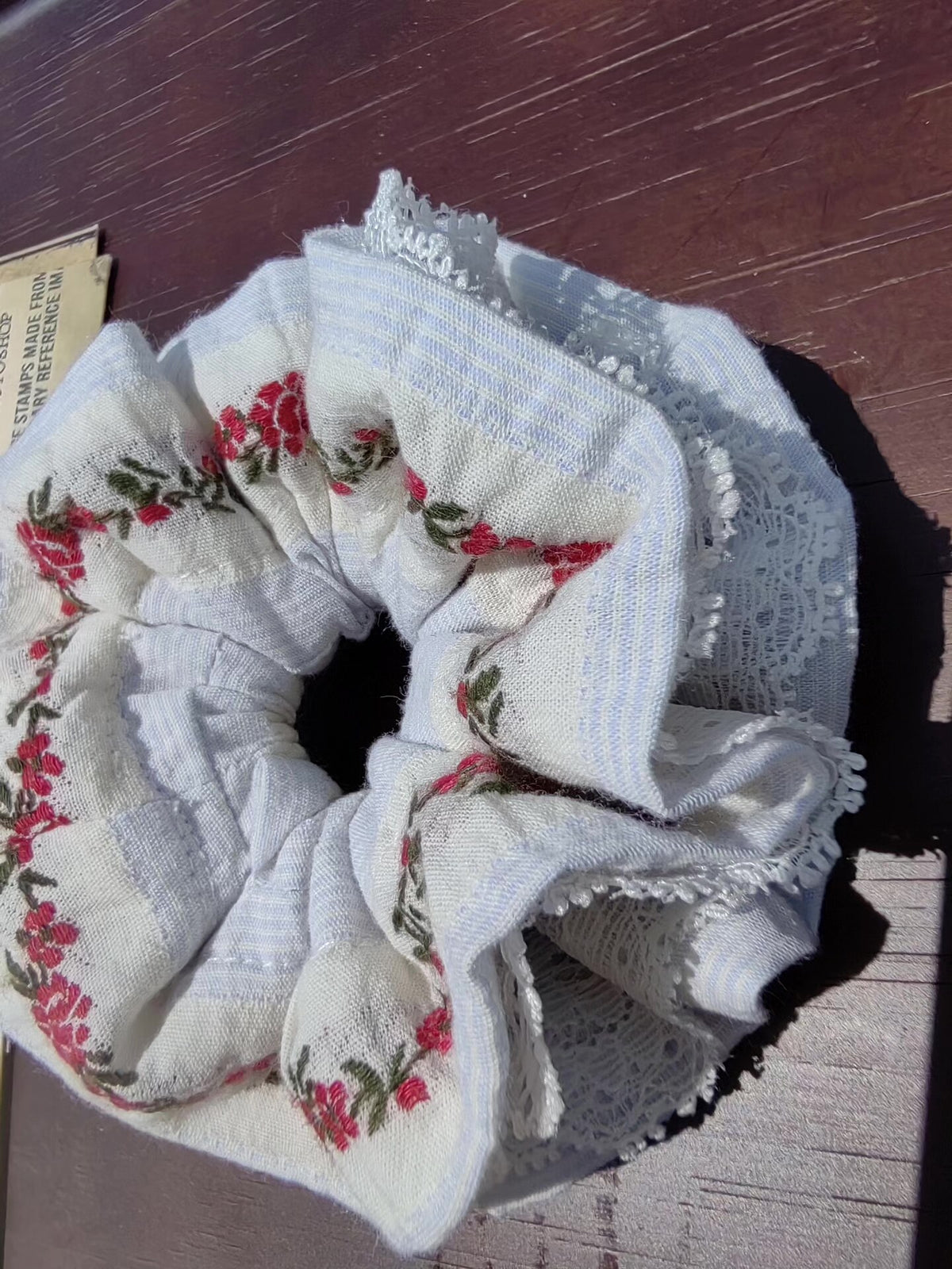 Scrunchie a doppio strato floreale azzurro latte