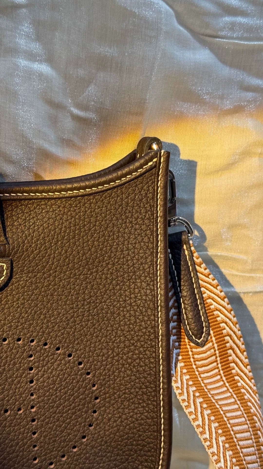 Handgefertigte Mini-Umhängetasche Evelyne aus Togo-Leder