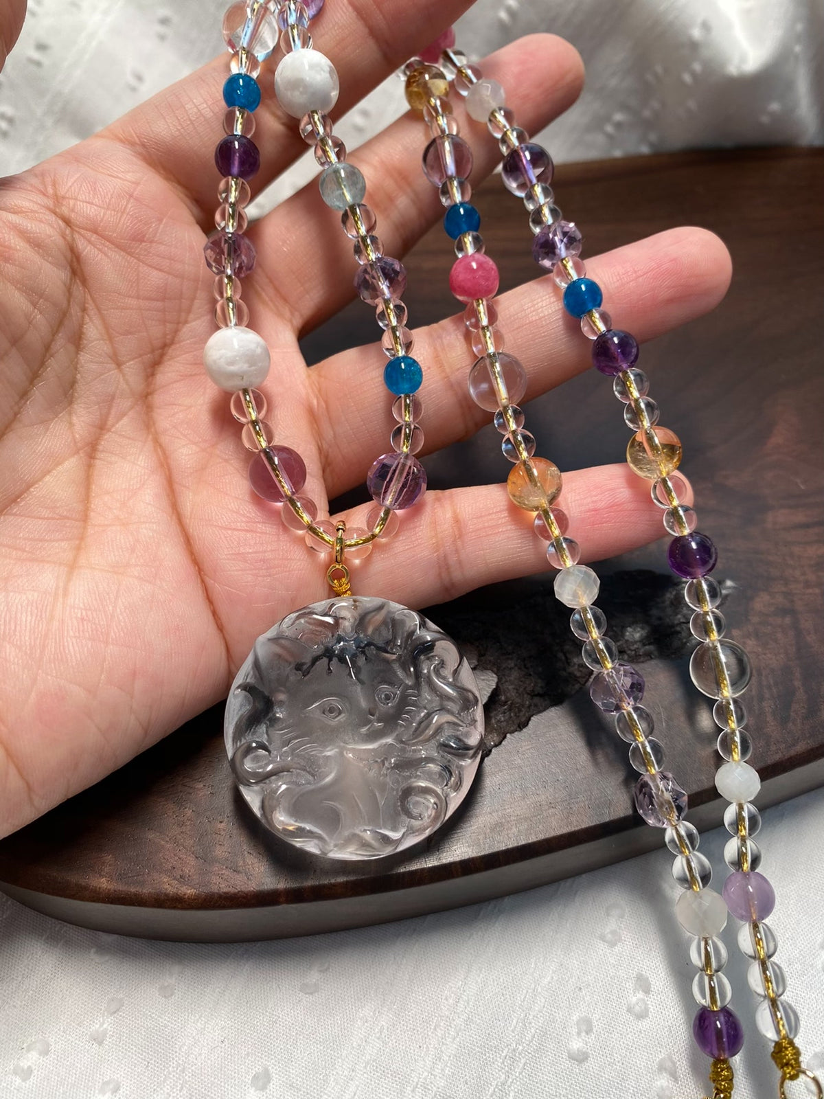 Collana con ciondolo volpe in quarzo bianco e pietre multiple
