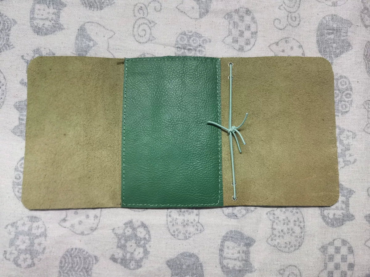 Copertina per passaportoglio e quaderno a triplice in pelle verde