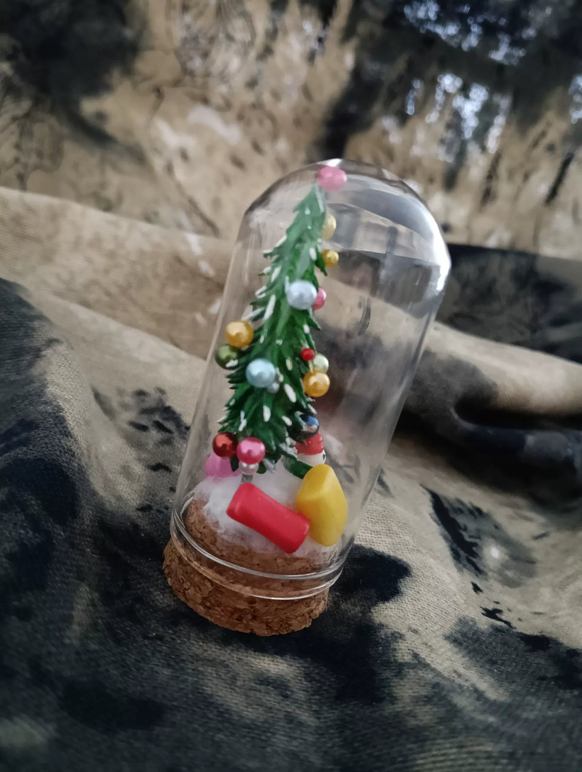 Handgakte glazen bol met kerstboom en sneeuwman