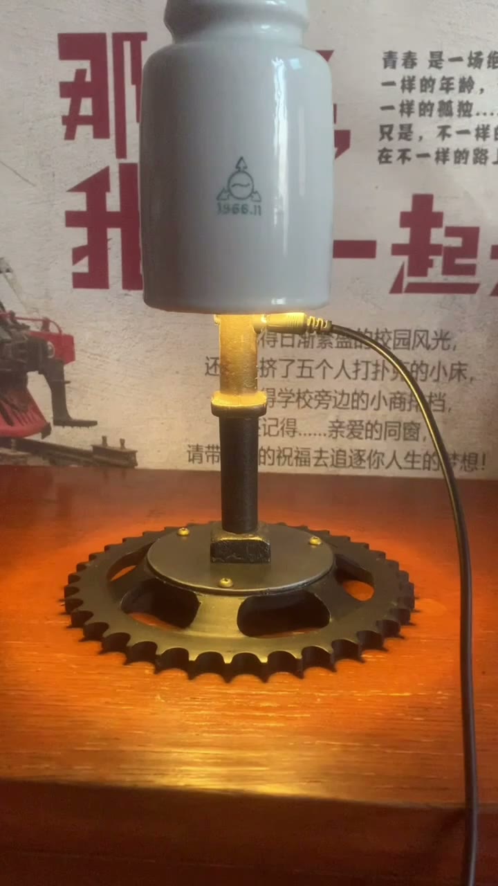白磁器の瓜型テーブルランプ