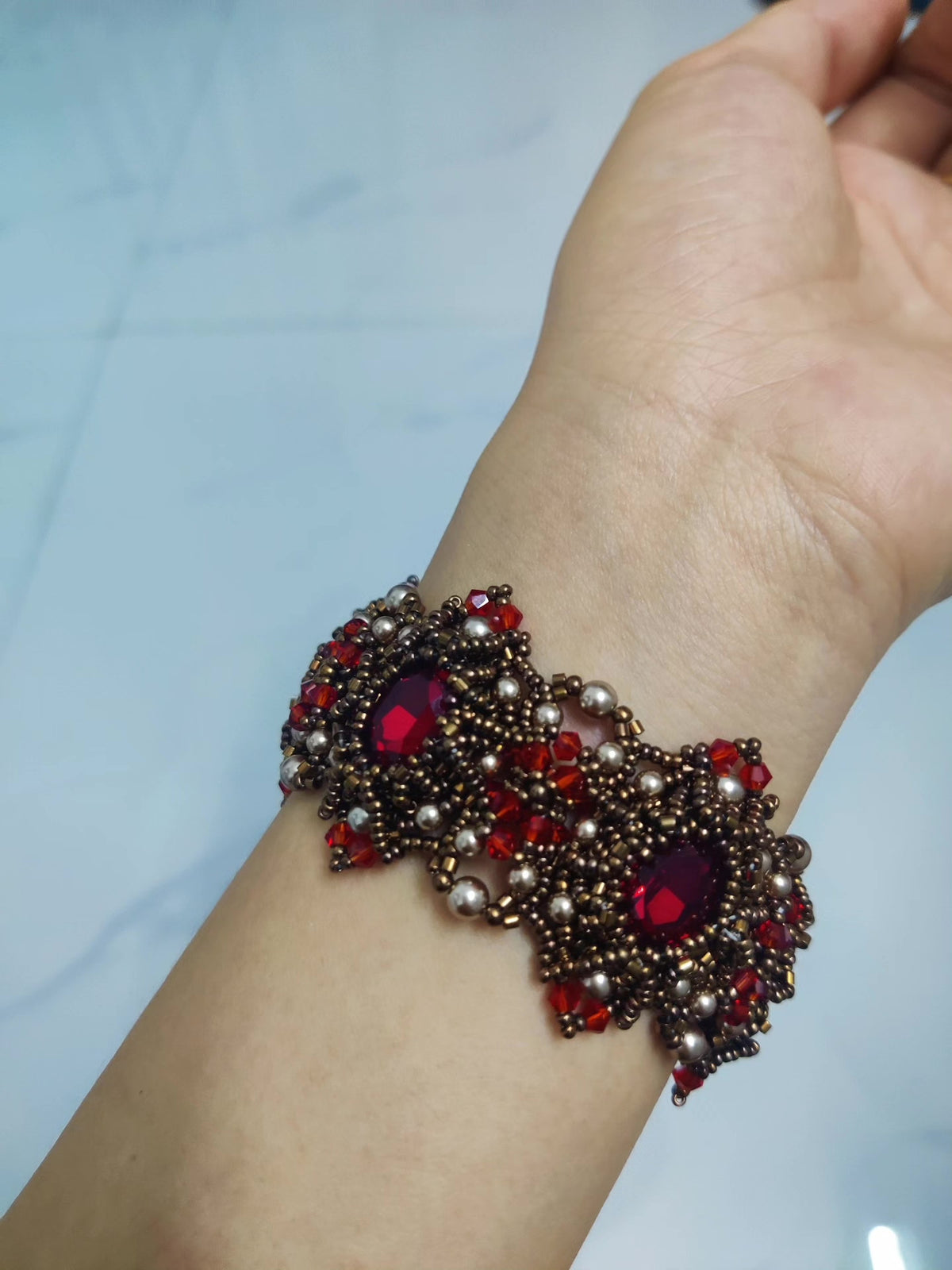 Louvre-armband i blå/röd kristall och pärla