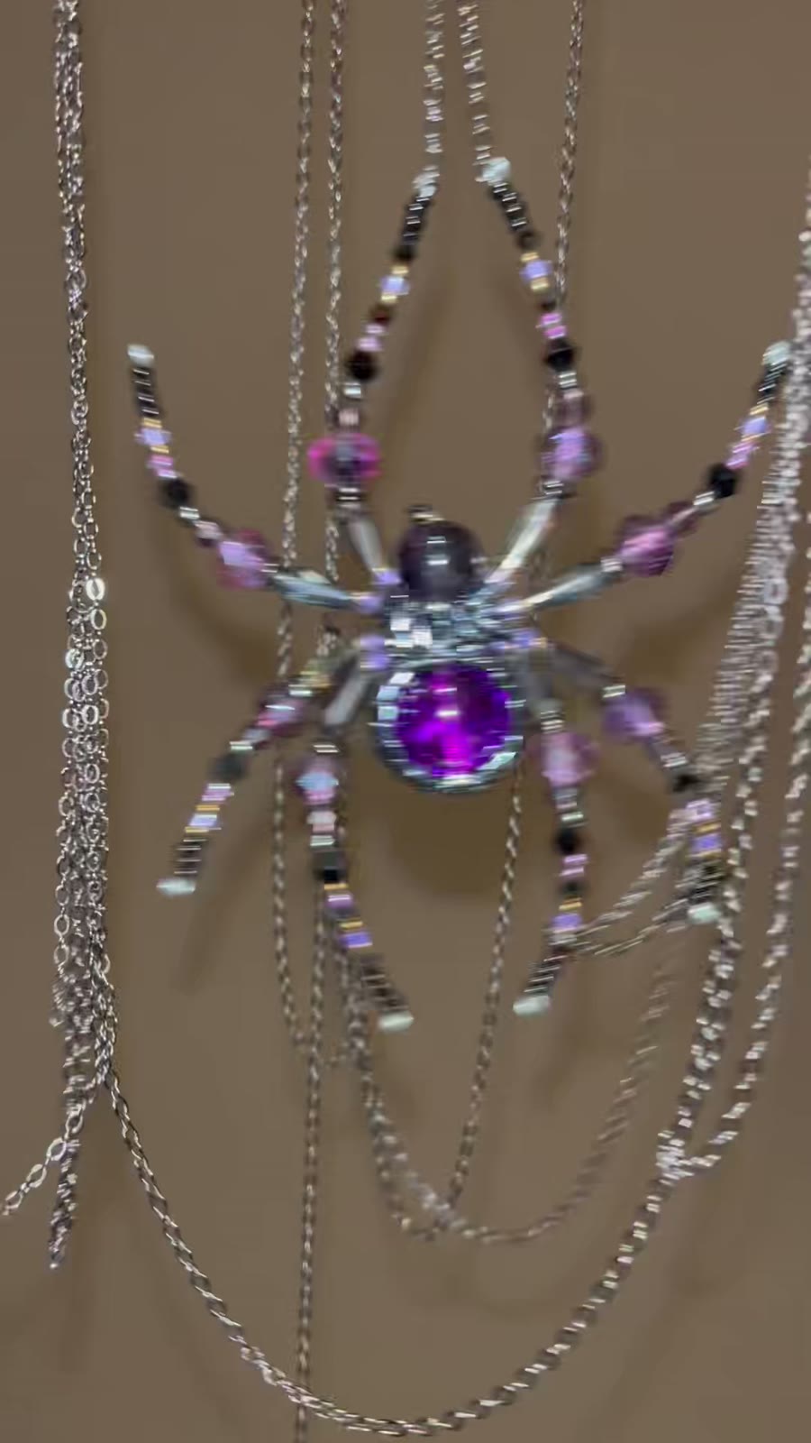 Körperschmuck-Halskette mit violetter Edelstein-Spinne