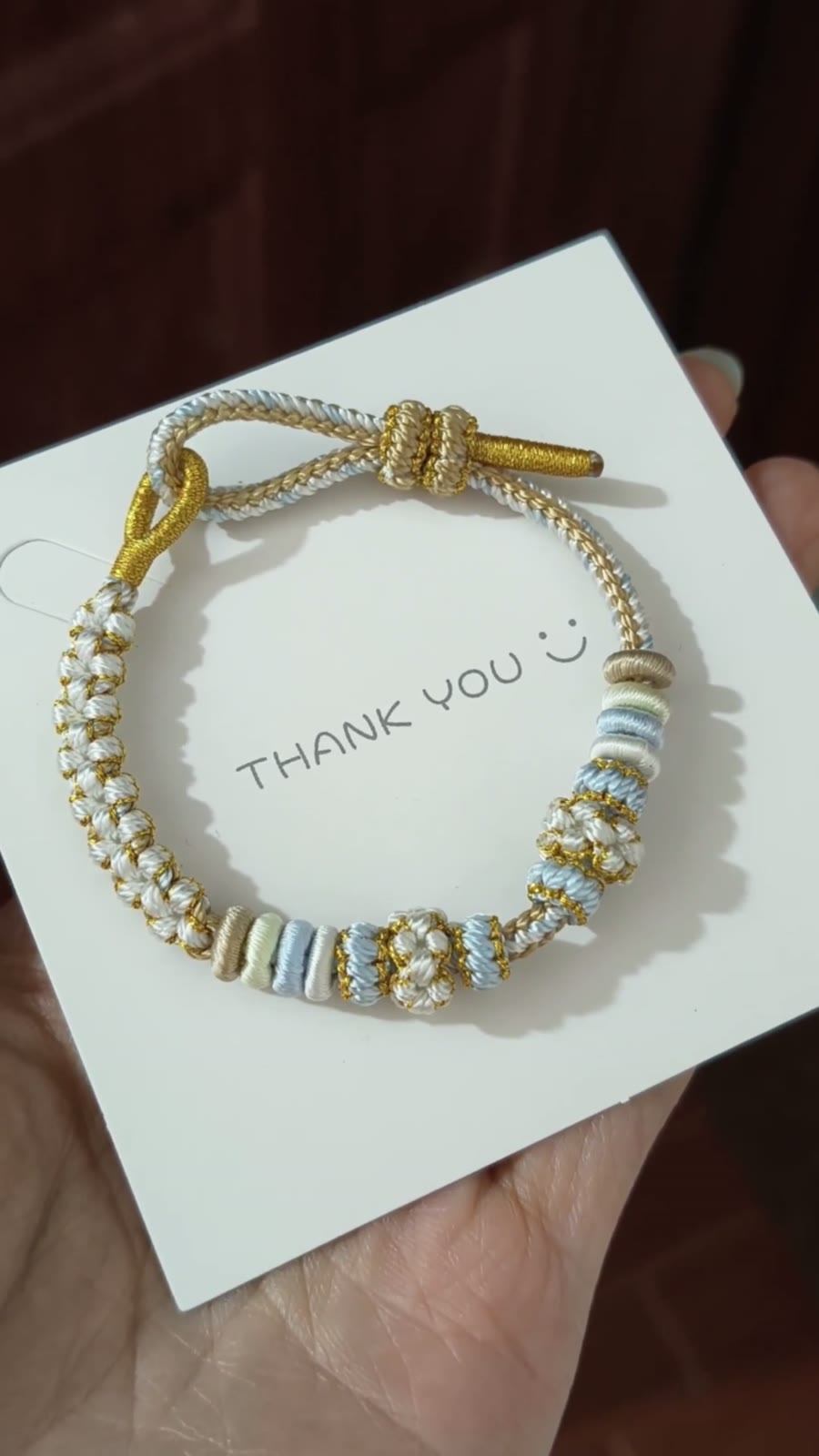 Pulseira Tecida à Mão Roxa Branco e Dourado com Nó de Flor de Pêssego