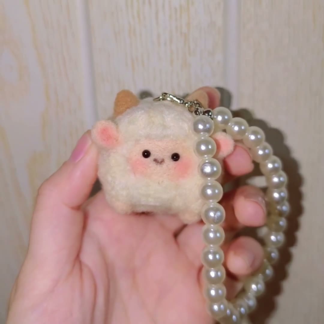Handgefertigter Lamm-Anhänger aus Wollfilz mit Perlenkette