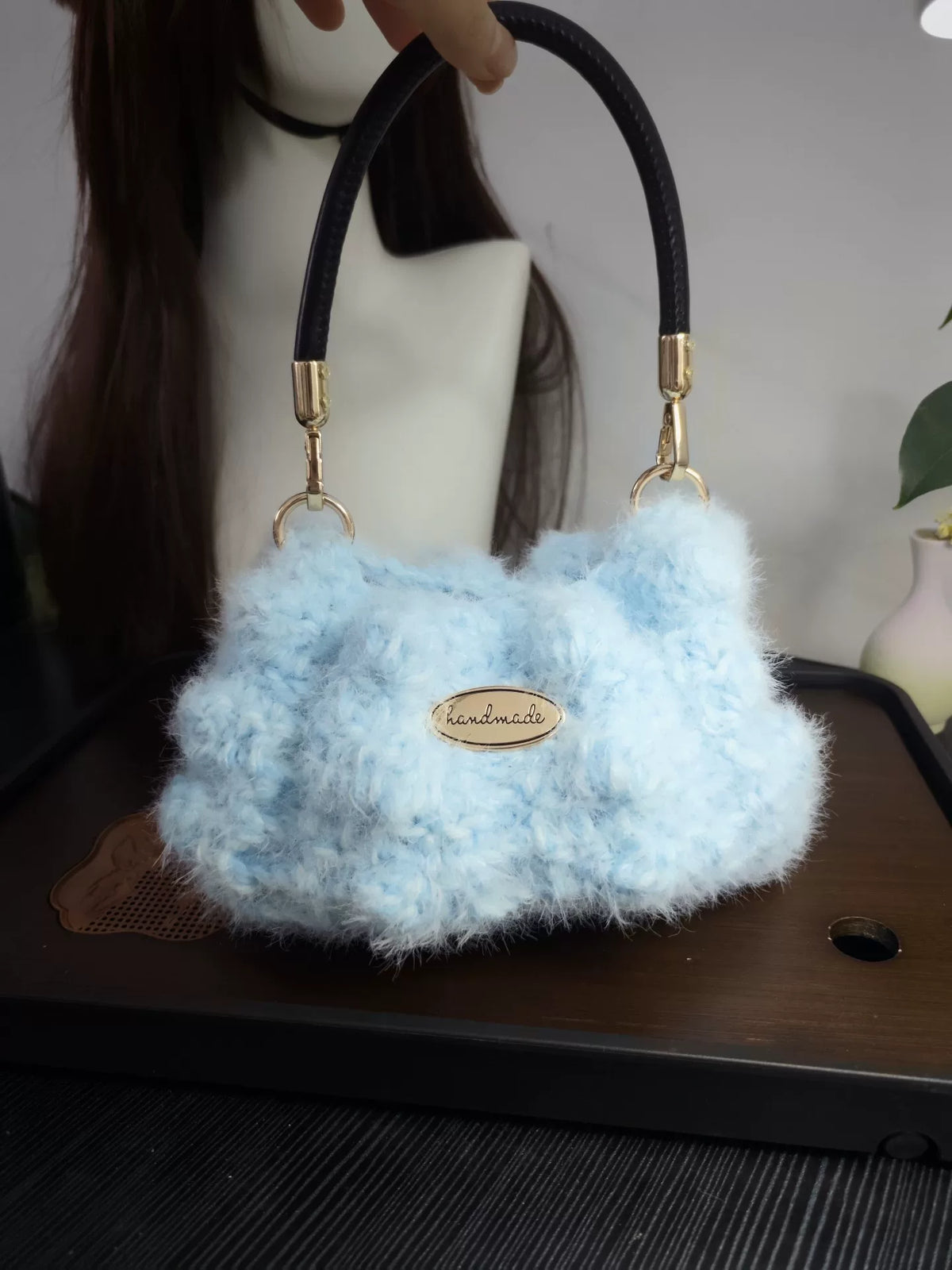 Häkeltasche im Puff-Stich mit eisblauem Farbverlauf