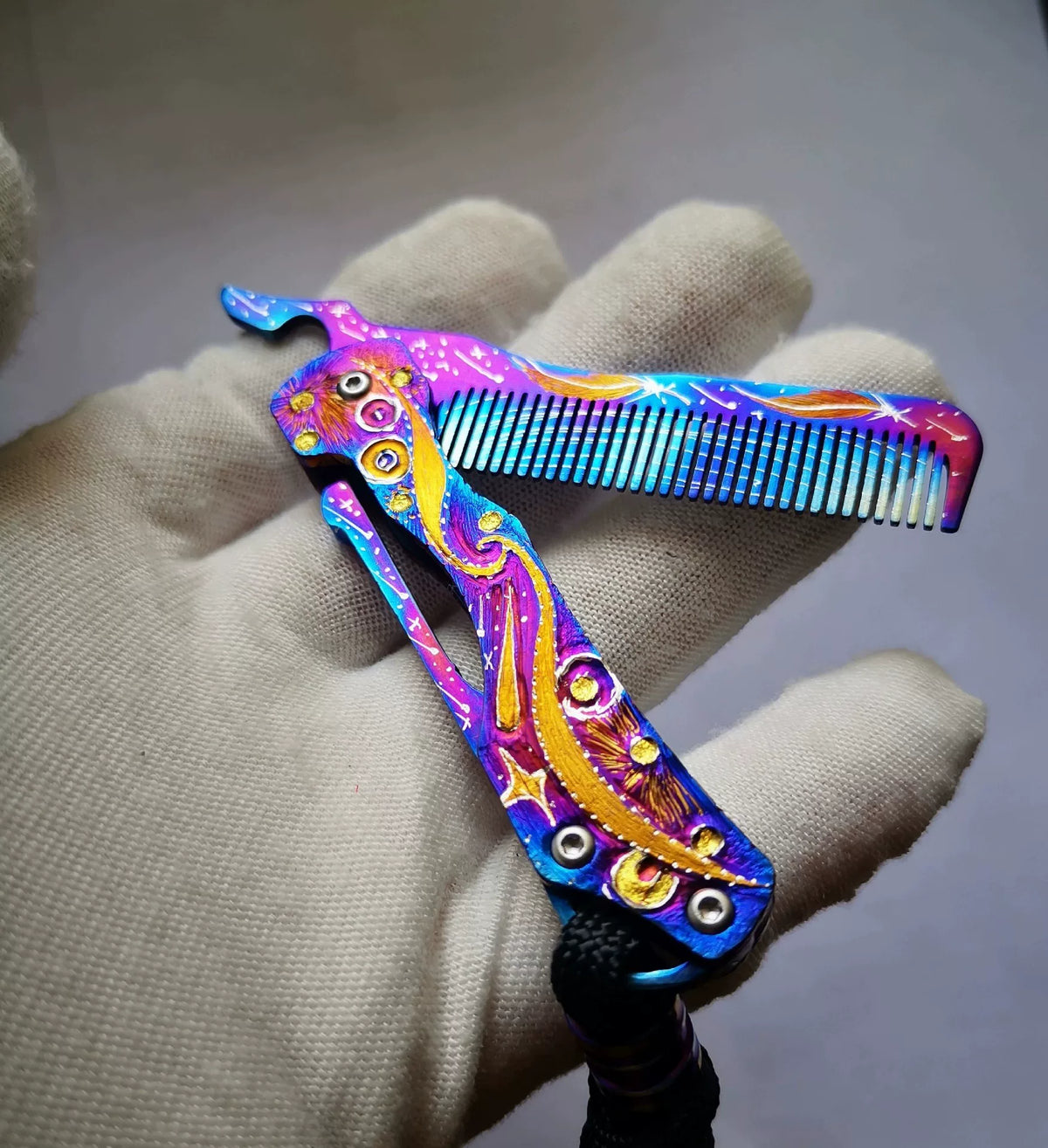 Vikbar kam i rent titan, iriserande anodiserad unisex