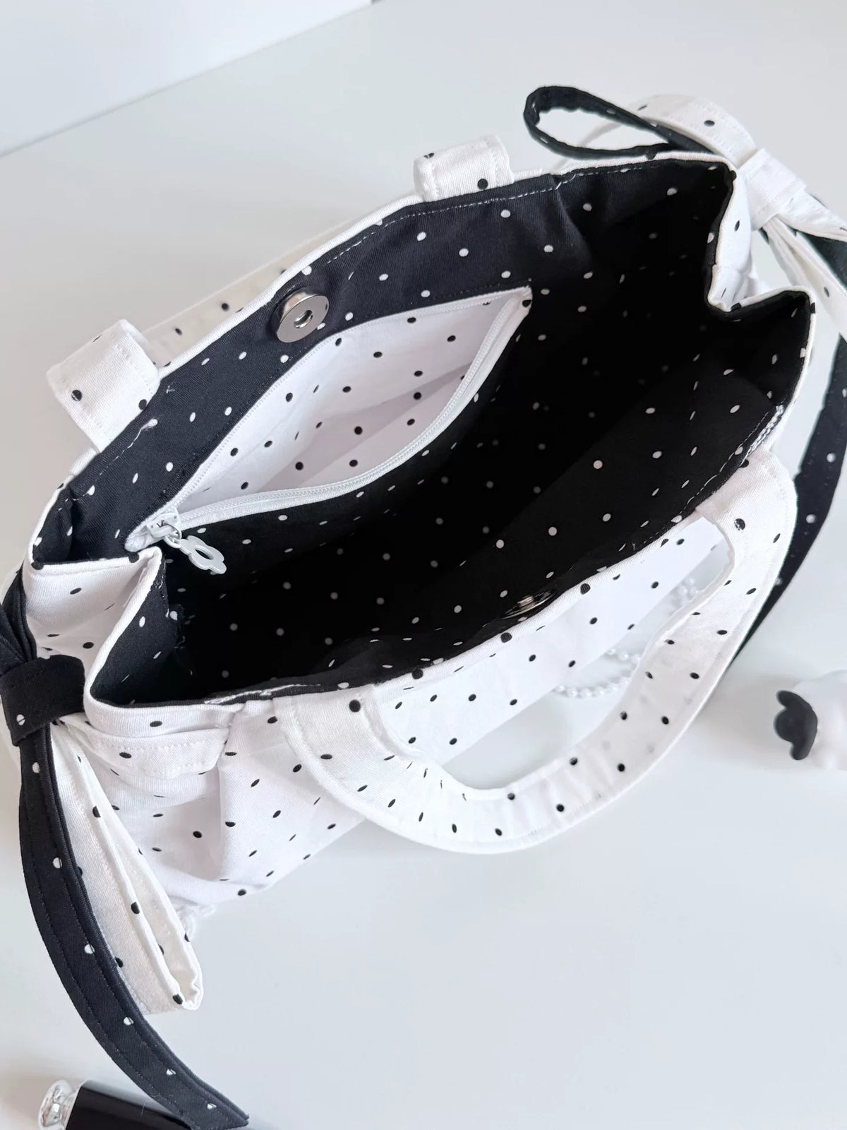 Borsa tote bianca a pois con fiocchi
