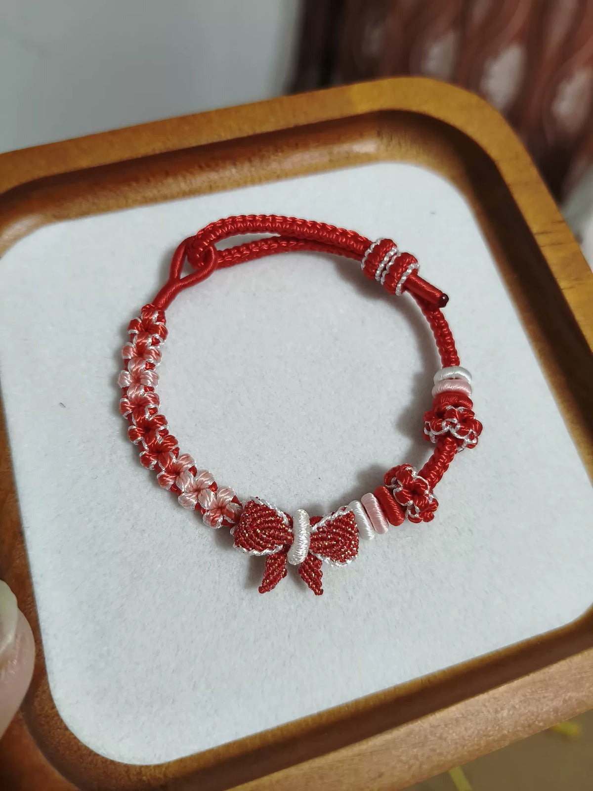 Bracelet tissé papillon rouge et blanc fait main