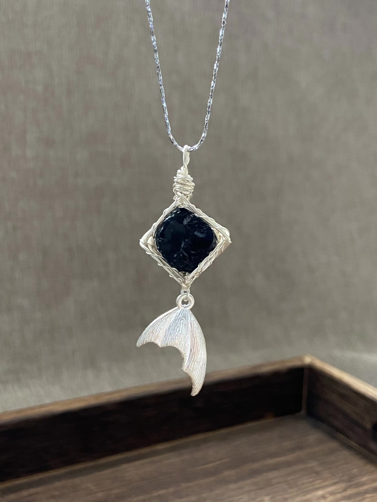 Collier pendentif cristal torsadé queue de sirène