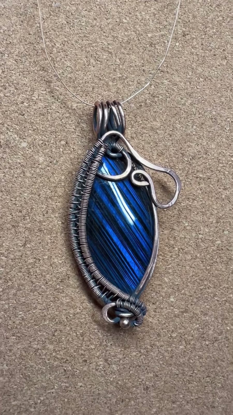 Pendente de Labradorita Azul Feito à M com Fios