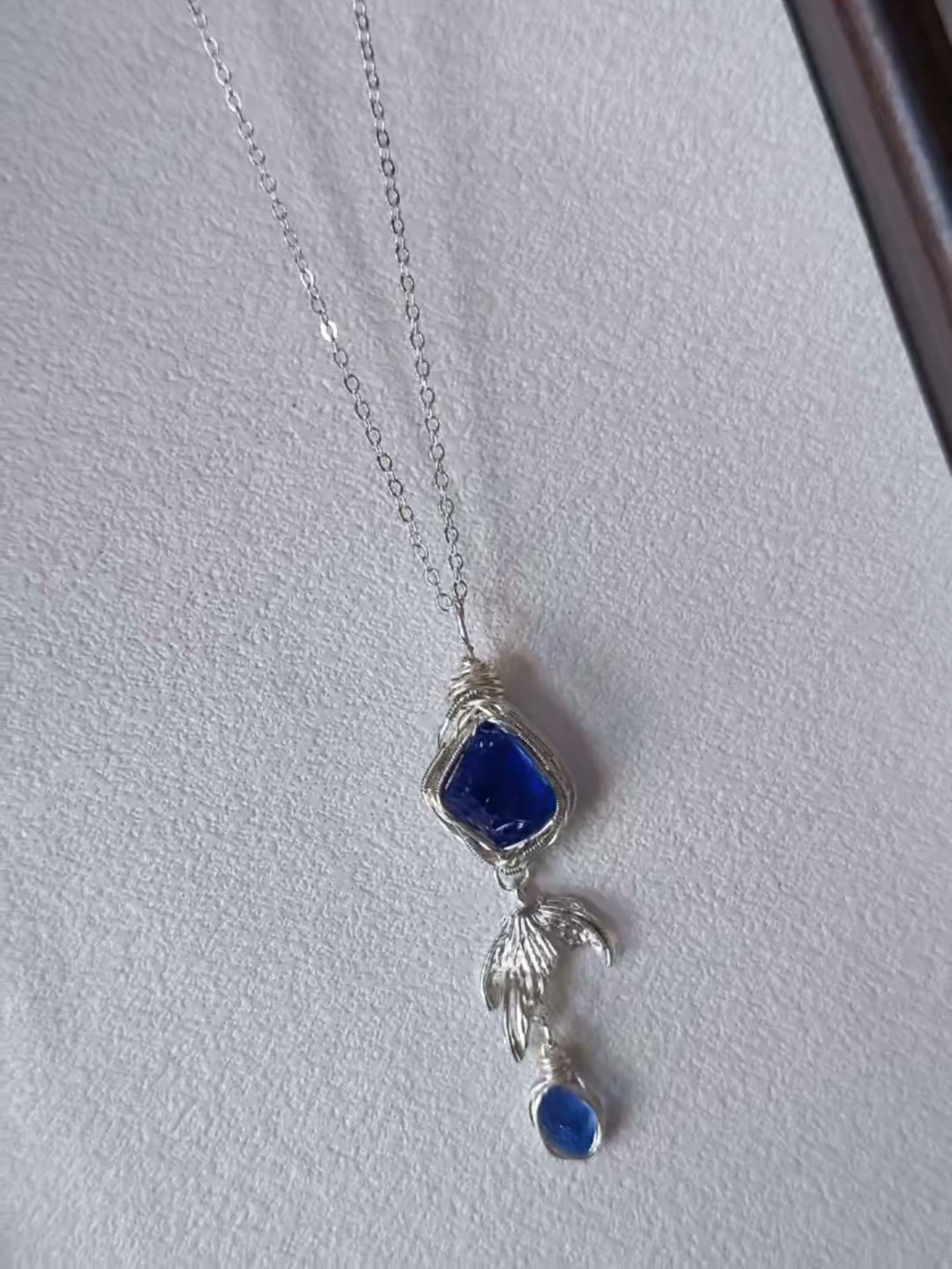 Diepblauw Glas Zeemstaart Ketting