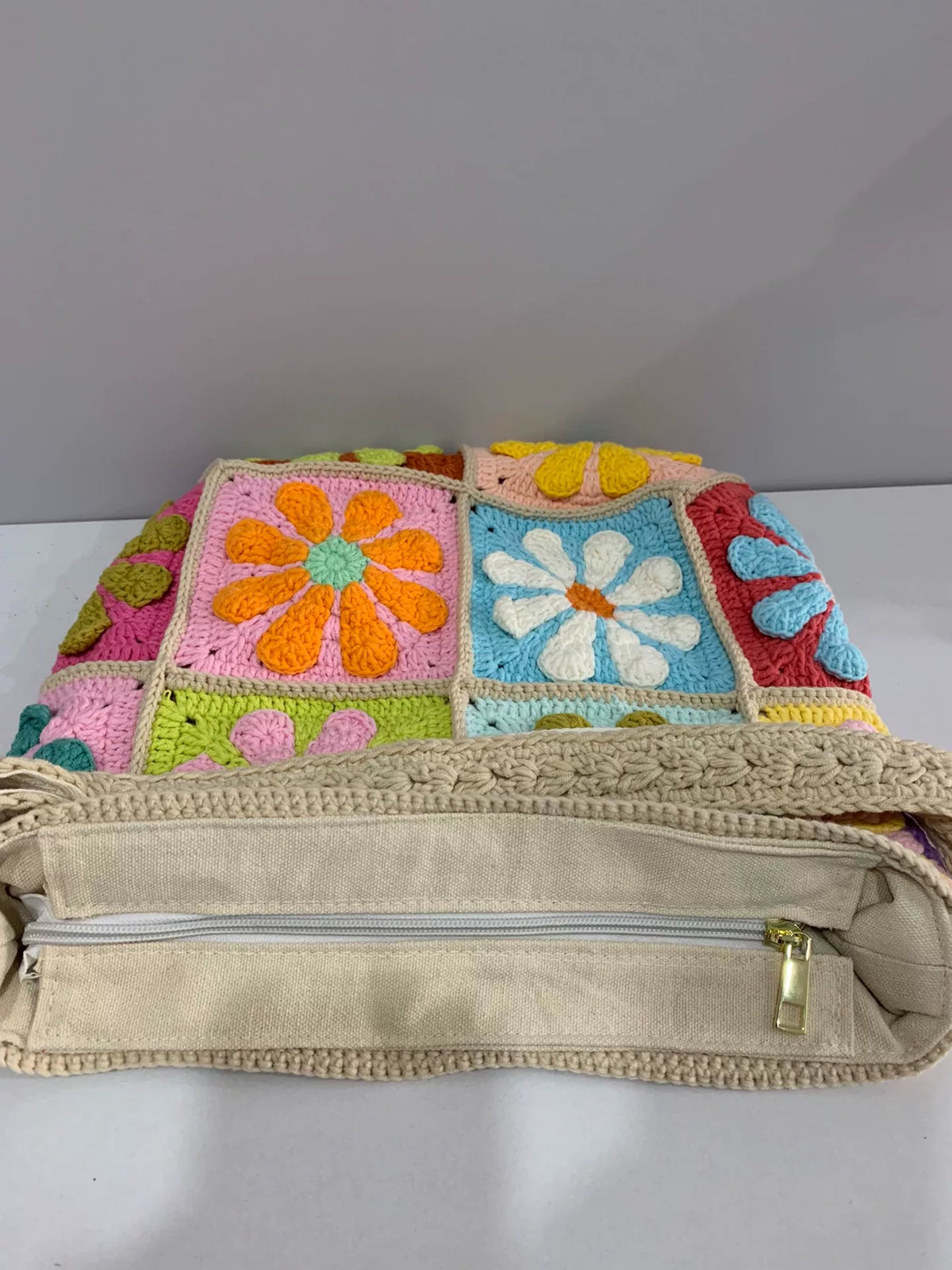 Gehäkelte Umhänche mit erhabenem Blumenmotiv