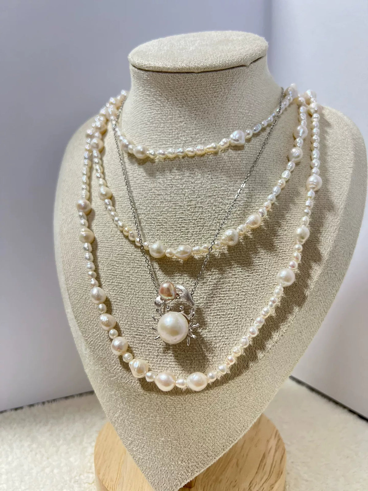 Collana con Pendente in Perle e Cornice a Raggio