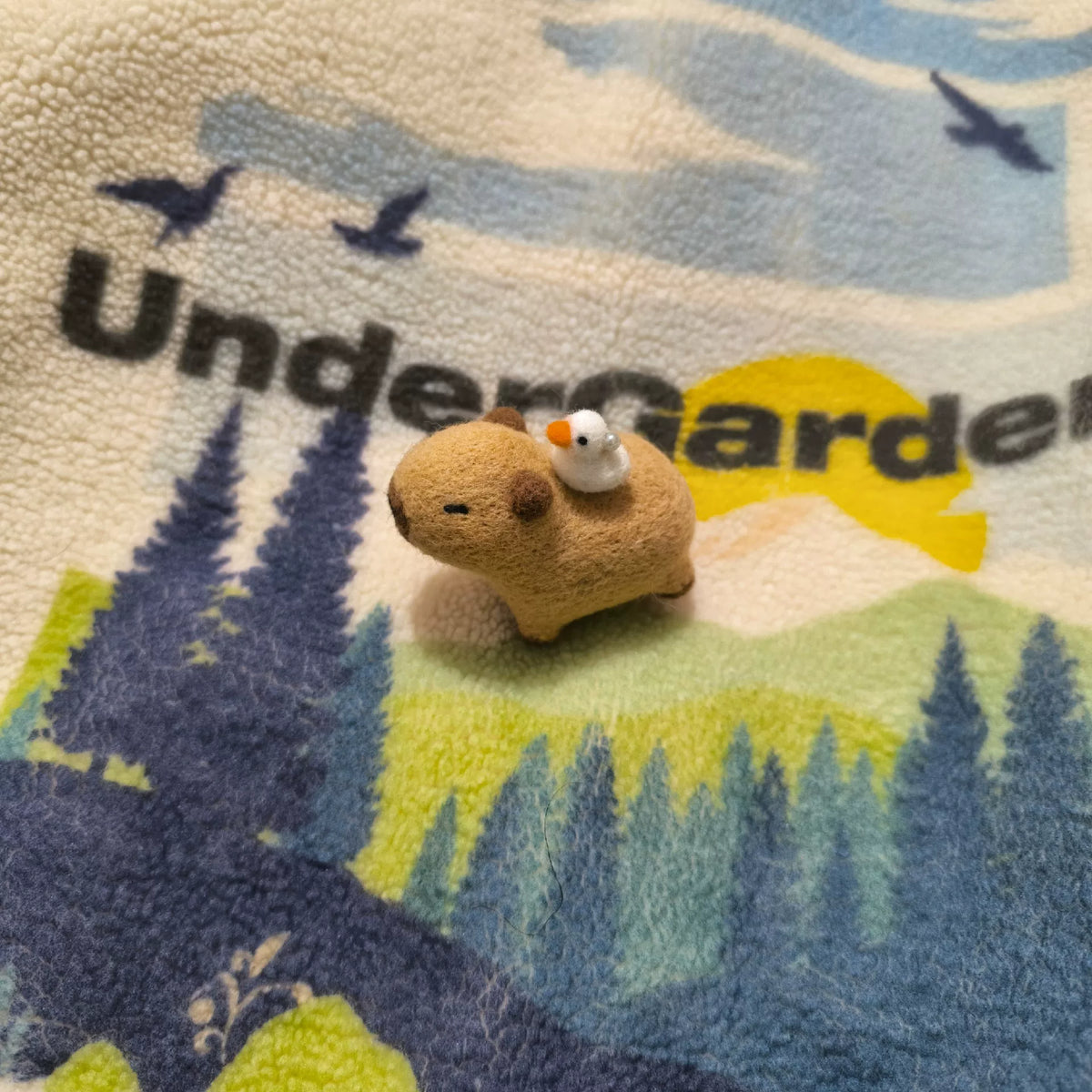 Handgefertigte Capybara-Figur aus Wollfilz mit Vogel
