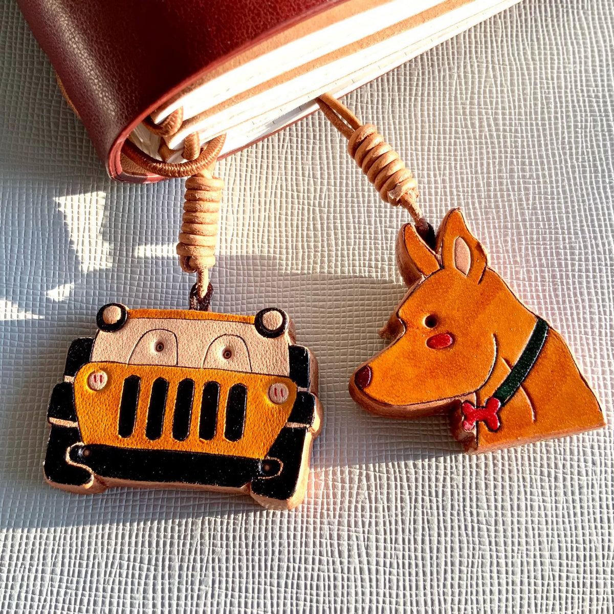 Handskurna lädercharmbanden för nyckelring och väska