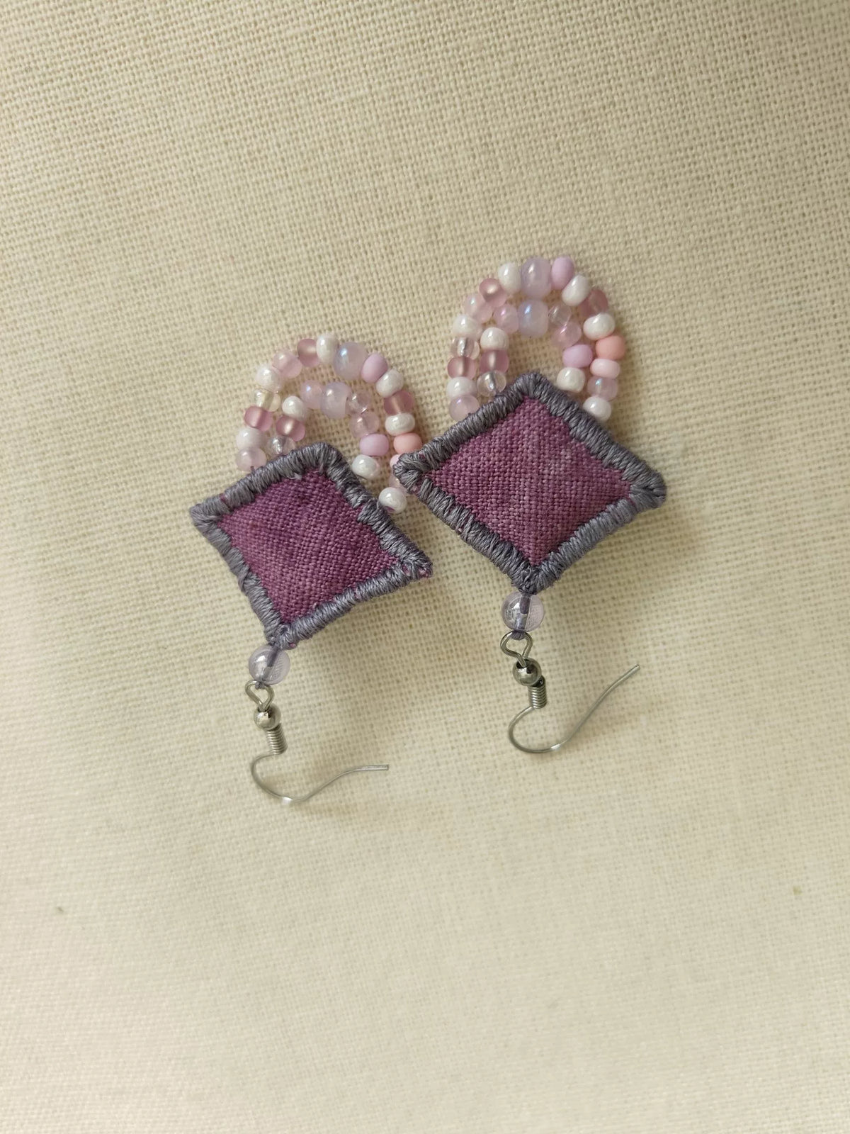 Boucles d'oreilles artisanales en tissu violet avec perles et frange