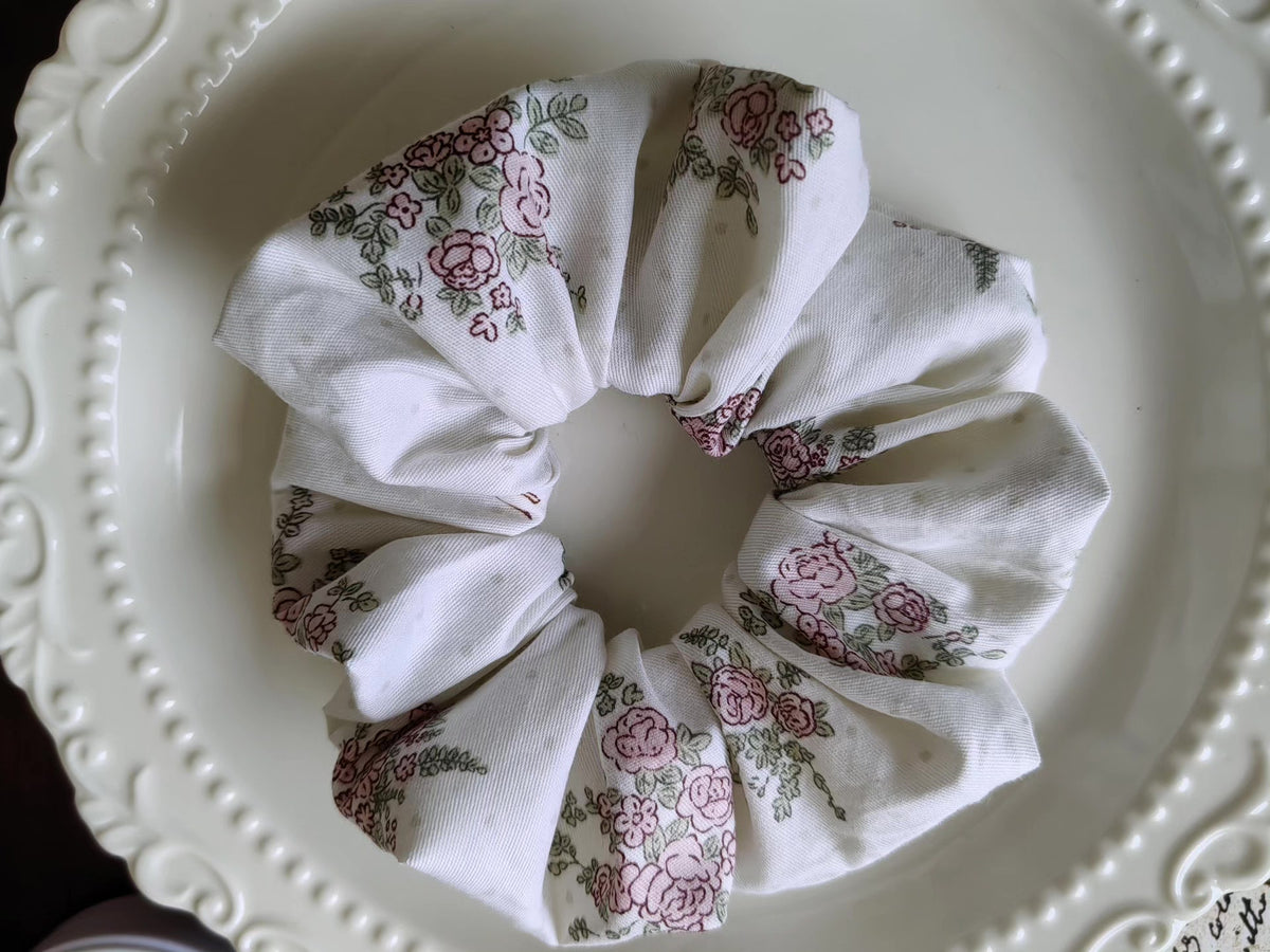 Floraler Stoff-Haarscrunch Weiß