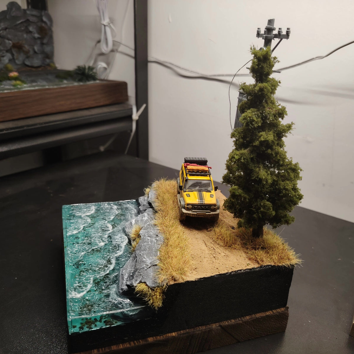 Miniatyr-diorama med gul SUV