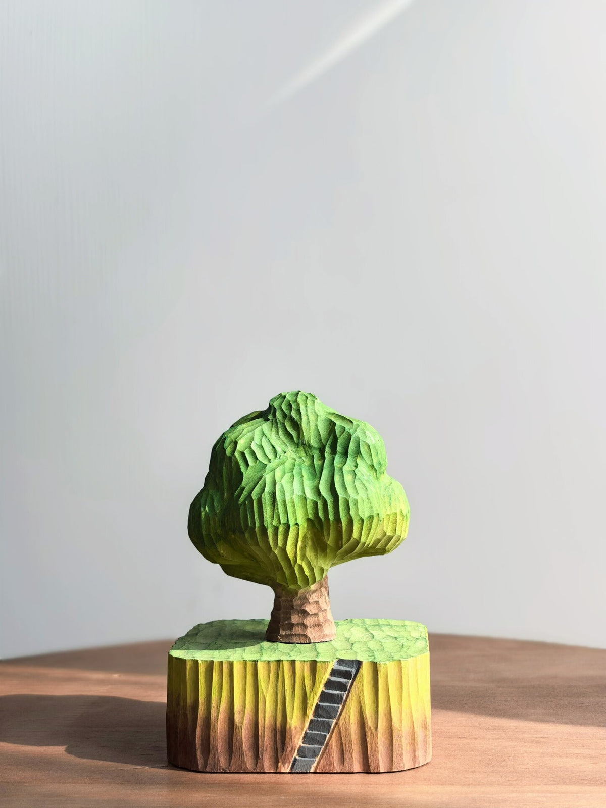 Handgemaakte houten boomfiguur met magnetische basis