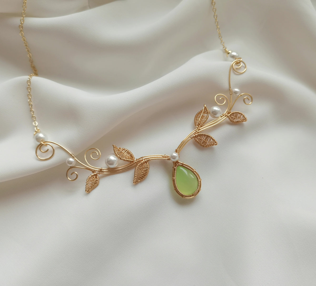 Halsband med prehnit och rankmotiv