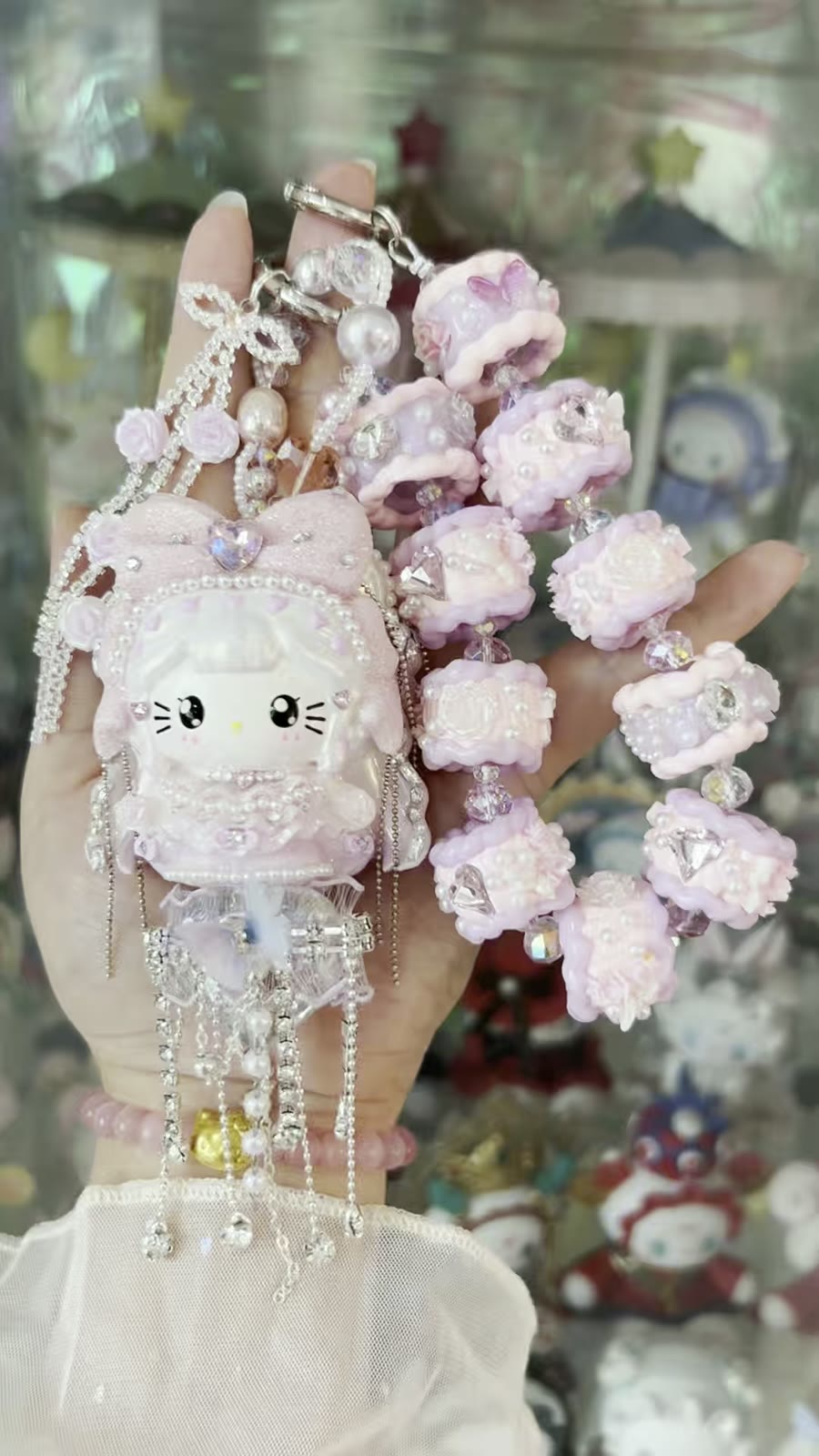 Handgjort pärlhänge med vit katt och rosa rosett