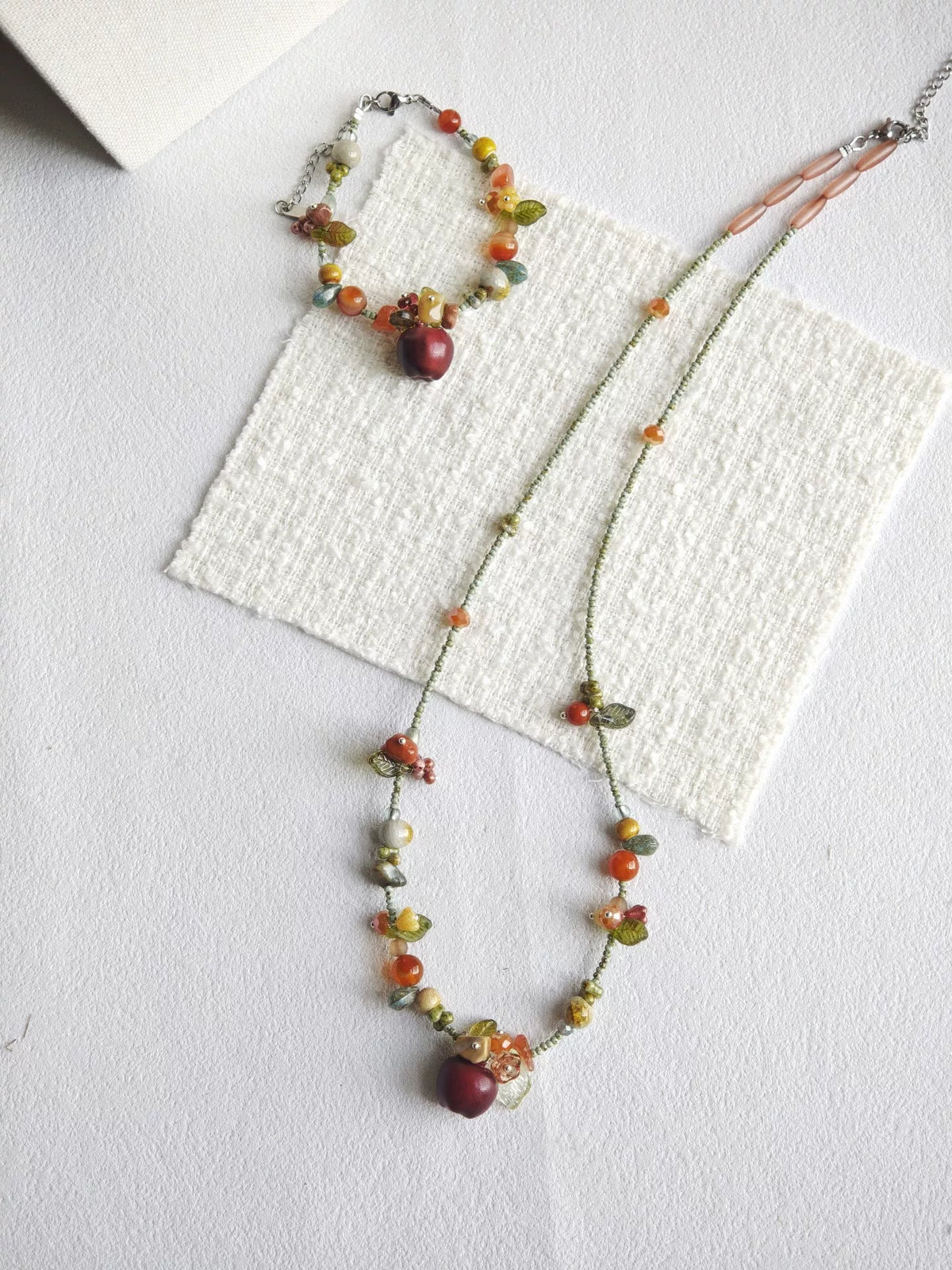 Handgjort halsband med äpple i resin och tjeckiska glaspärlor