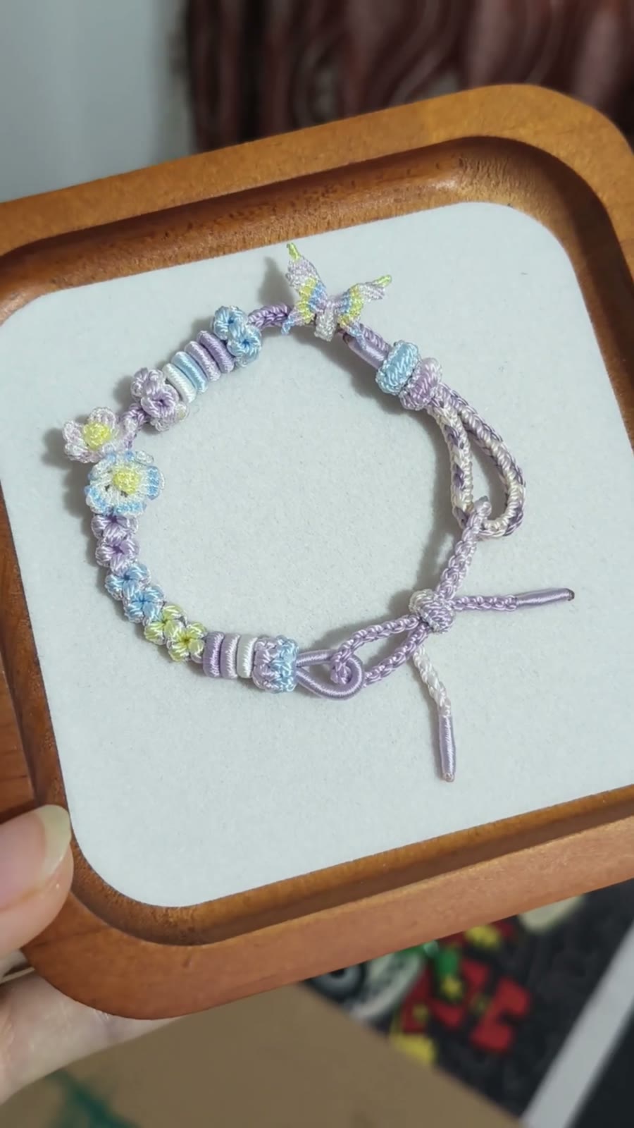 Handgeflochtenes Blumenarmband in Blau-Pink-Verlauf