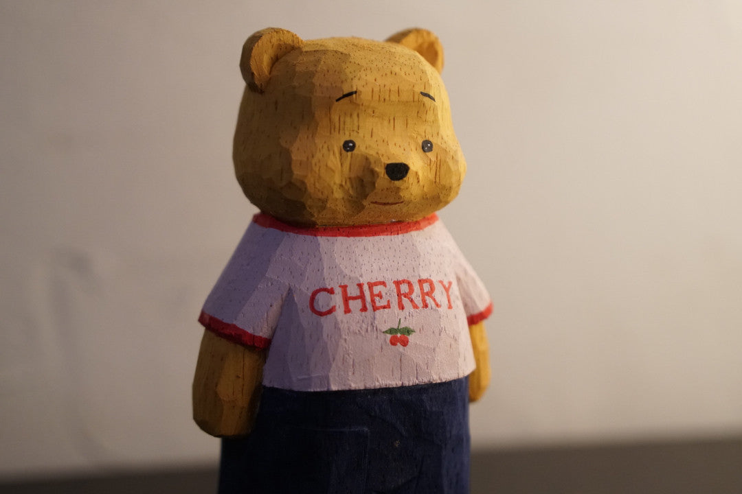 Handgeschnitzte Holzbär-Figur mit Ballon