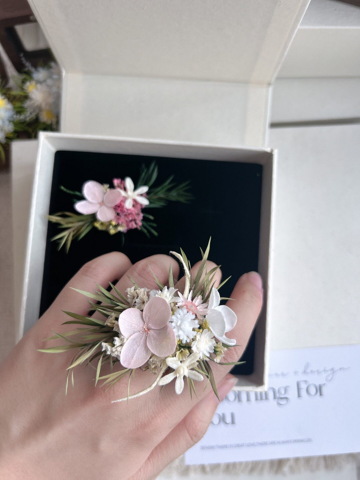 Bagues de mariage fleurs stabilisées rose et vert