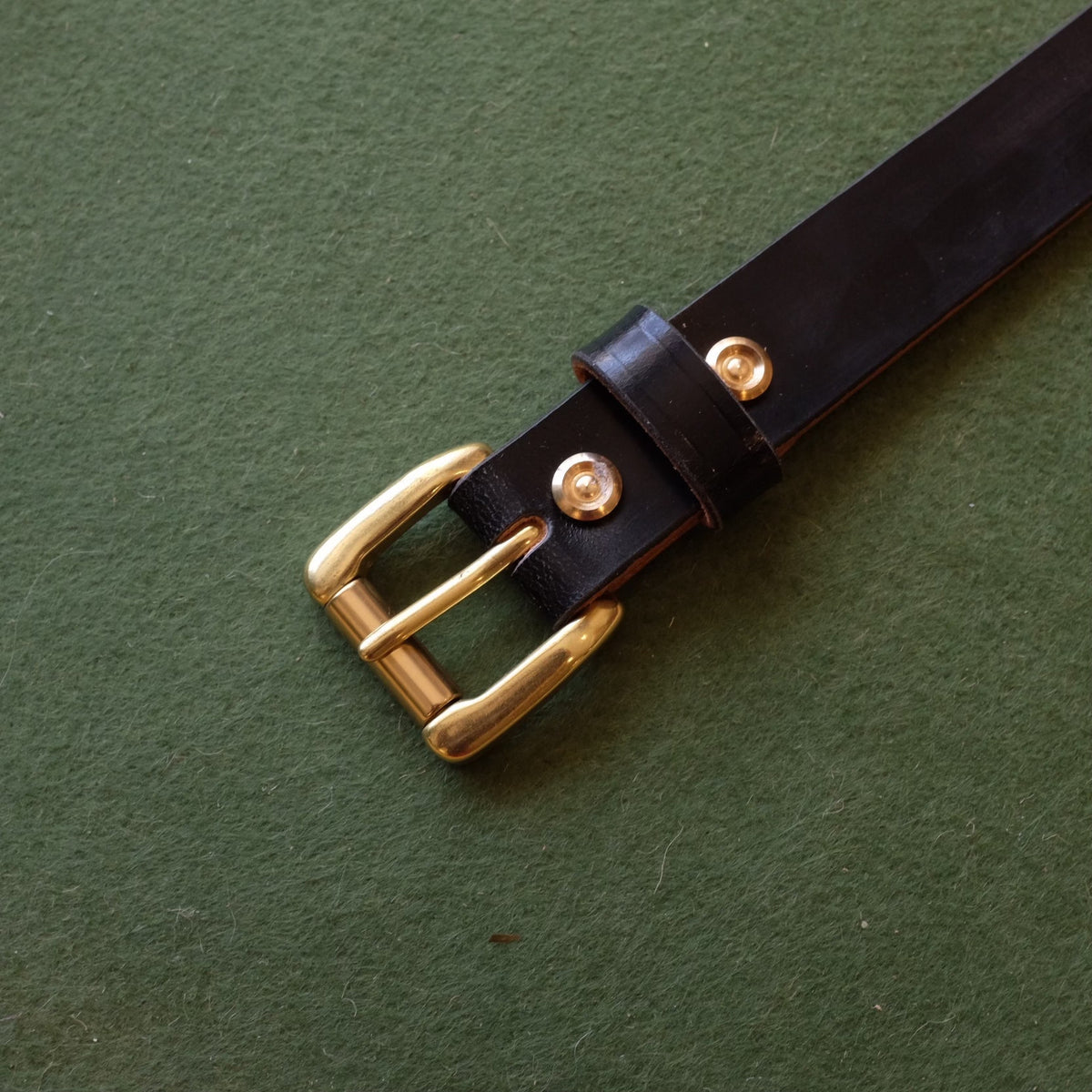 Cintura in pelle nera con fibbia in ottone