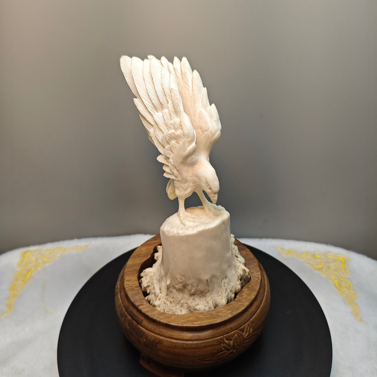 Handgefertigte Hirschknochen-Adlerskulptur mit Holzsockel