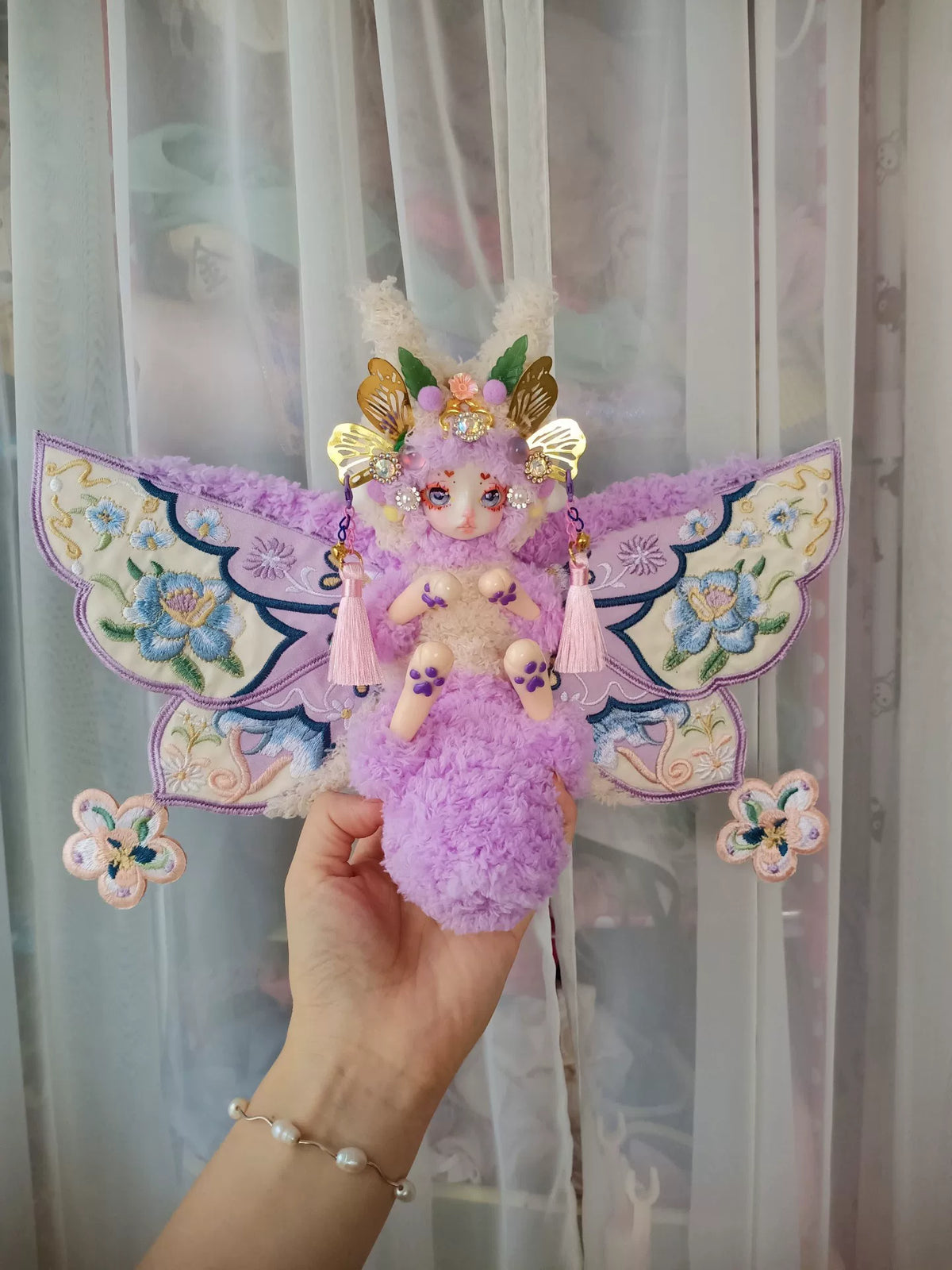 Broderad fjärilsdocka med ansikte, fantasyfigur