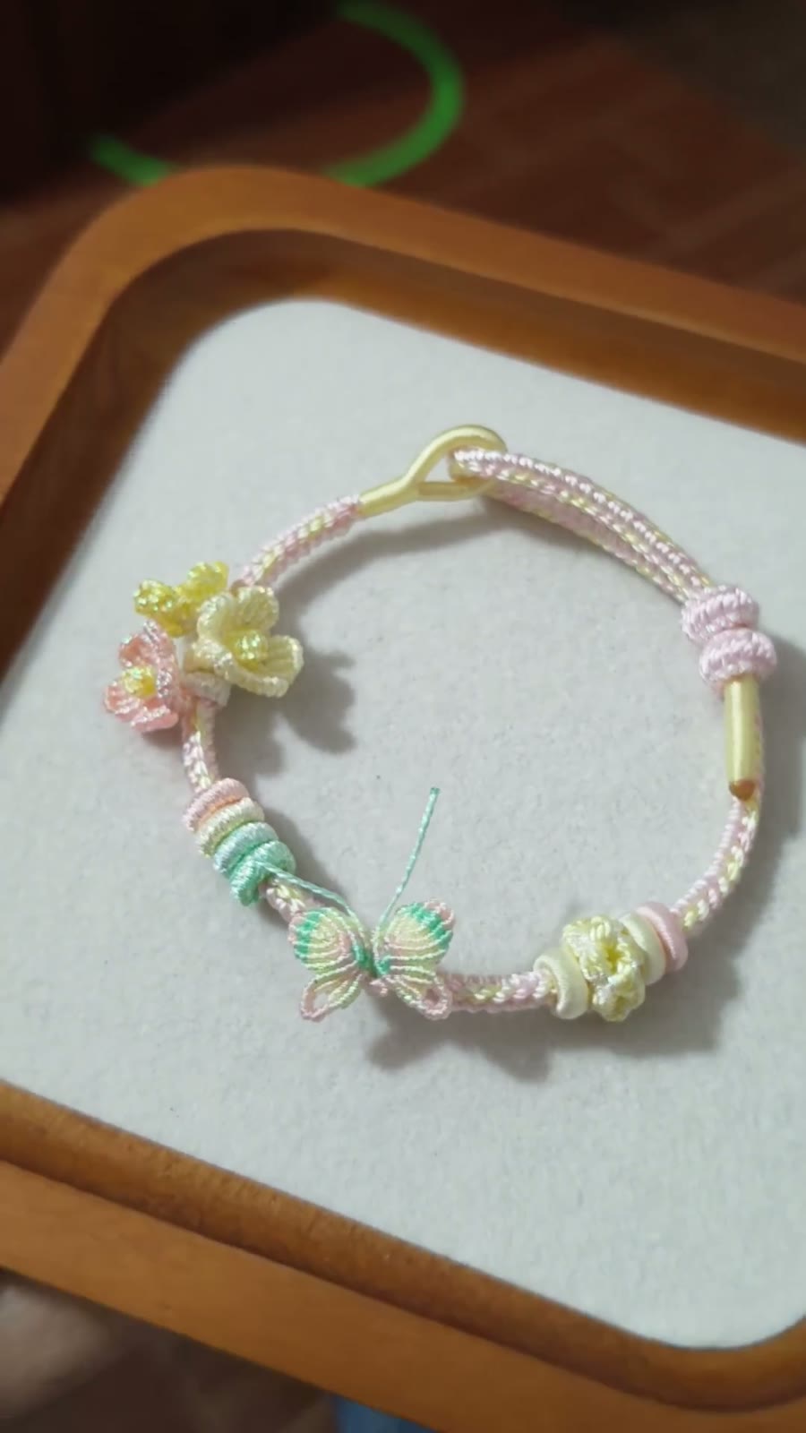 Handgeknüpftes Kordarmband Pastellverlauf Blumen Schmetterling