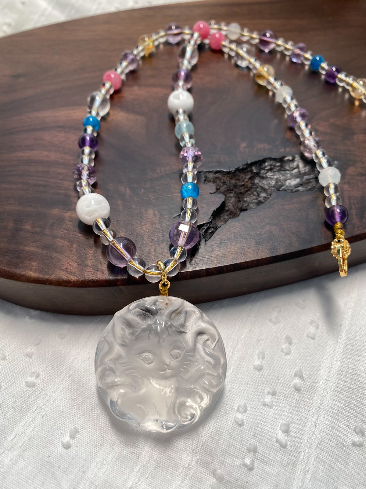 Collana con ciondolo volpe in quarzo bianco e pietre multiple