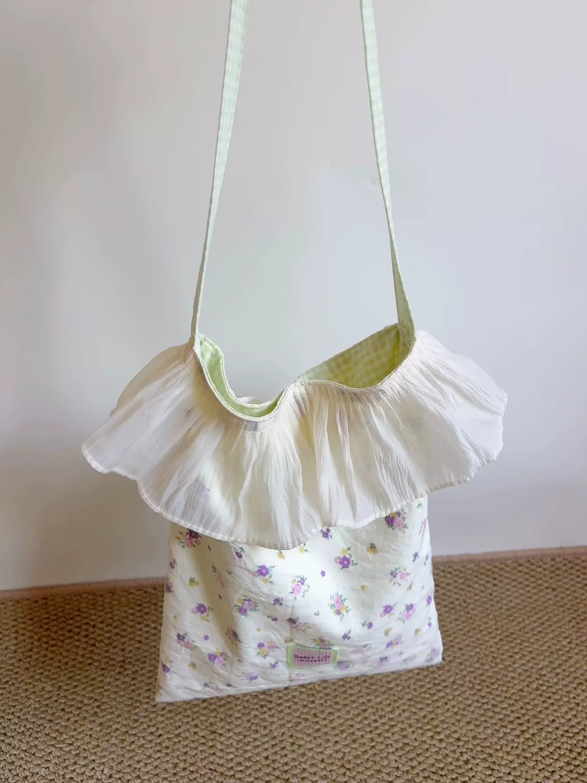 Blumige Baumwololltasche mit Organzafrüsche