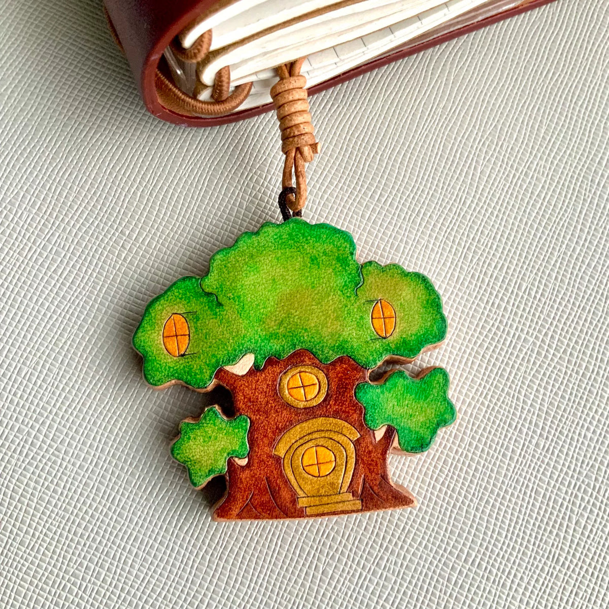Porte-clés avec charm en cuir sculpté maison dans l'arbre