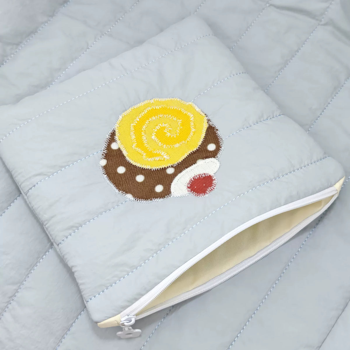 ケーキロールのワッペン付きハンドメイドキルトファスナーポーチ