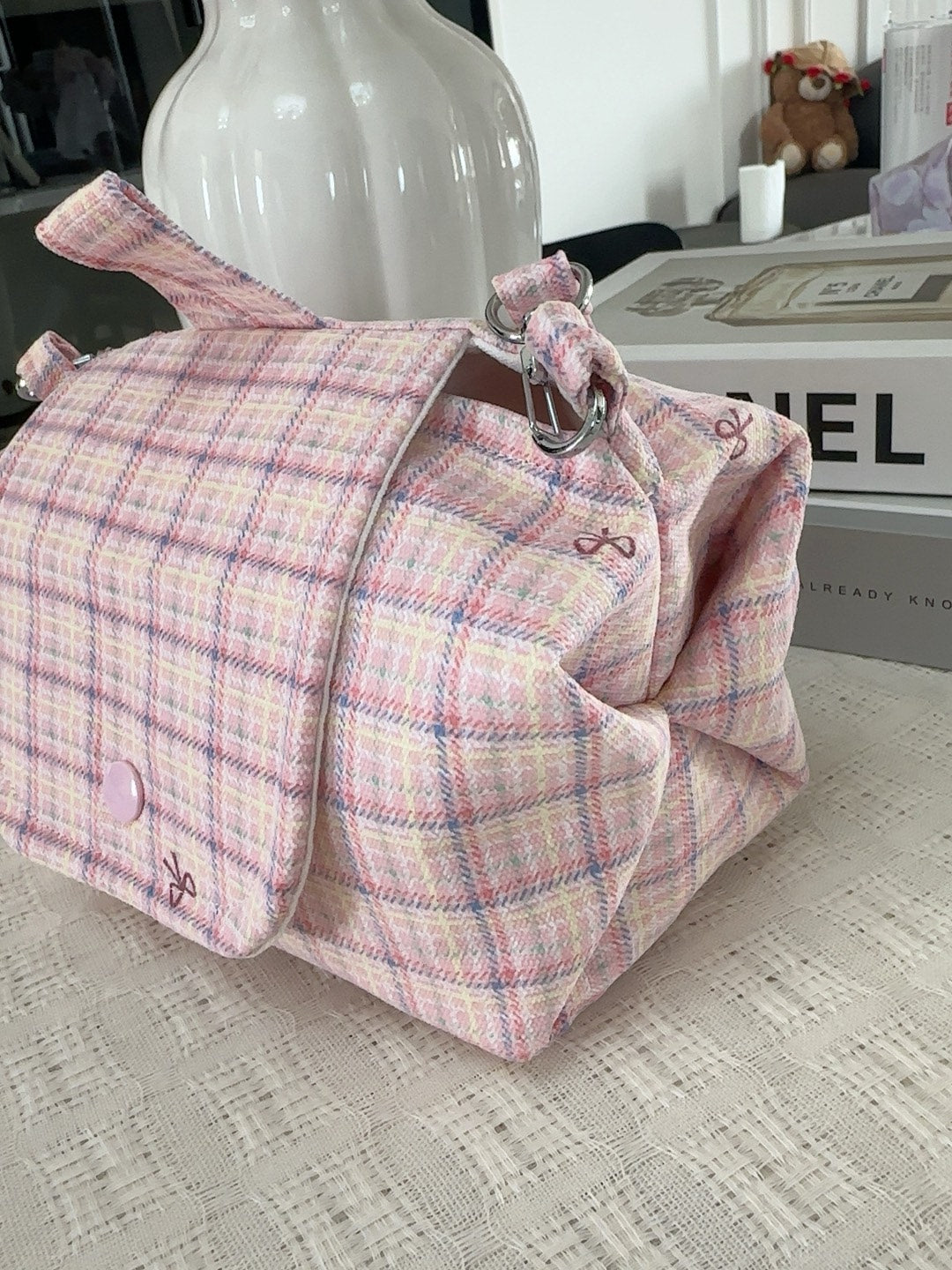 Handgefertigte Puff-Tasche aus kariertem Stoff