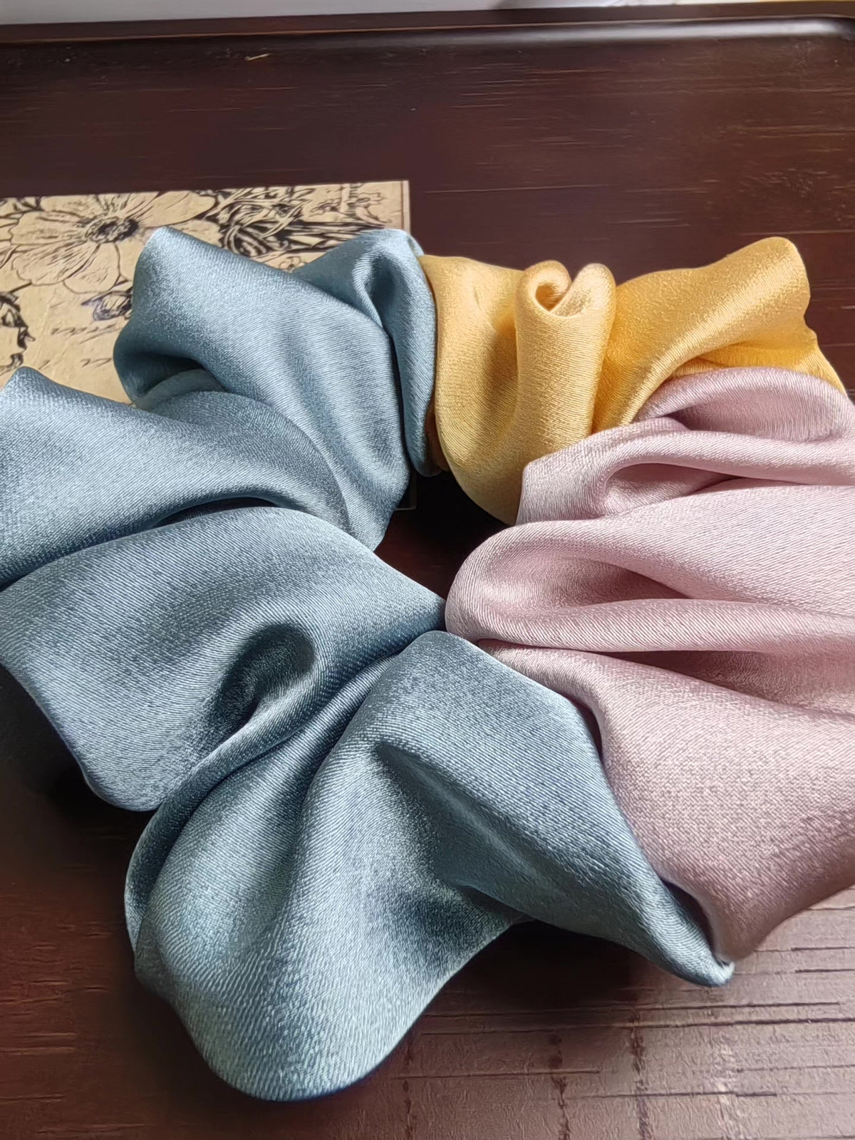 Tri-farbiges Kunstseide-Scrunchie
