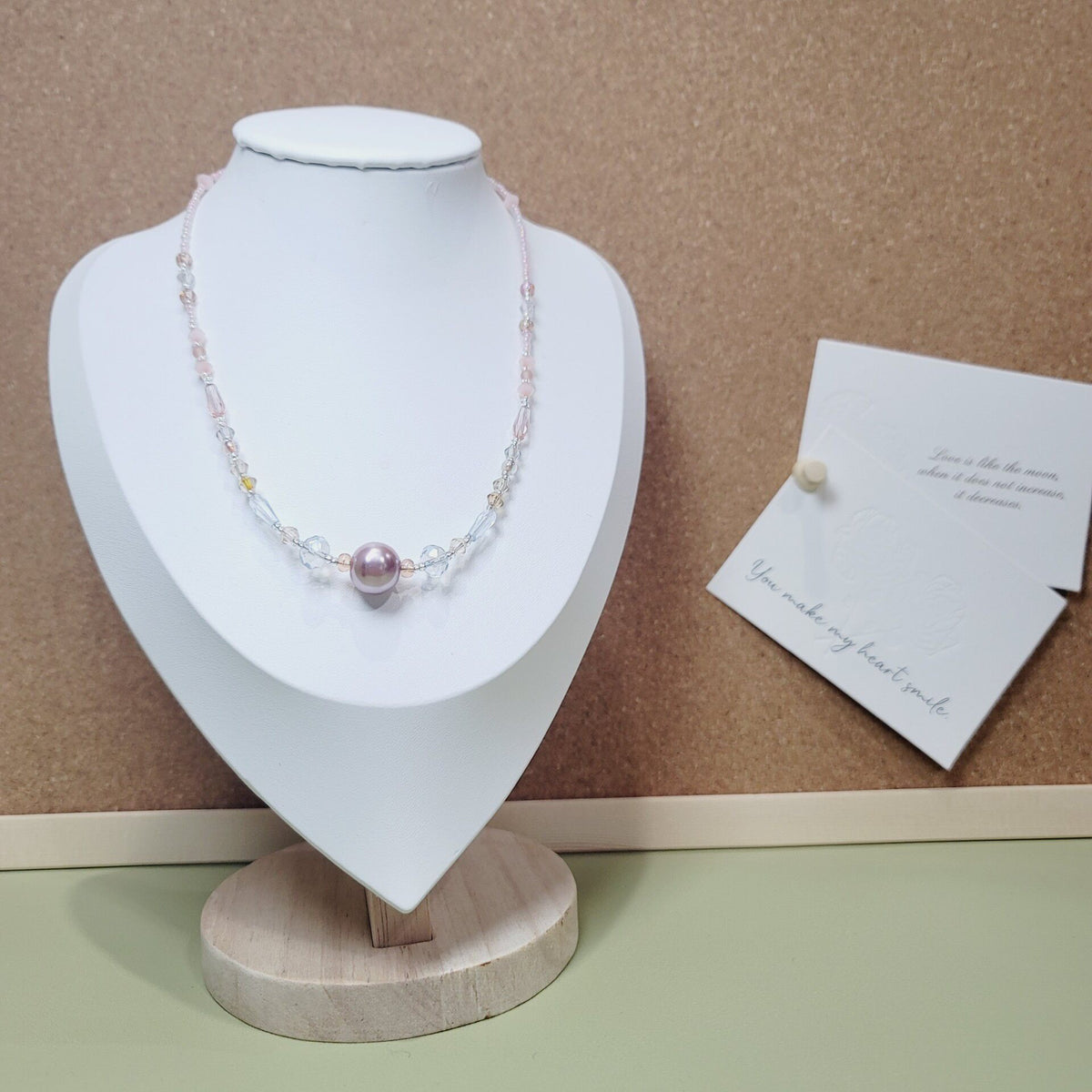 Collier artisanal en perles de cristal et perle lavande