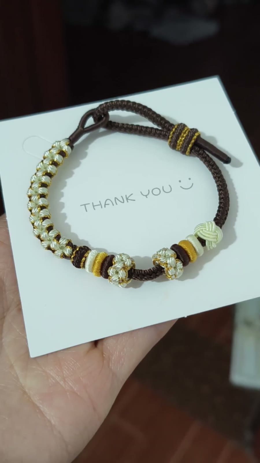 Pulseira de Cordão Castanho Tecida à Mão com Contas de Dourado Branco