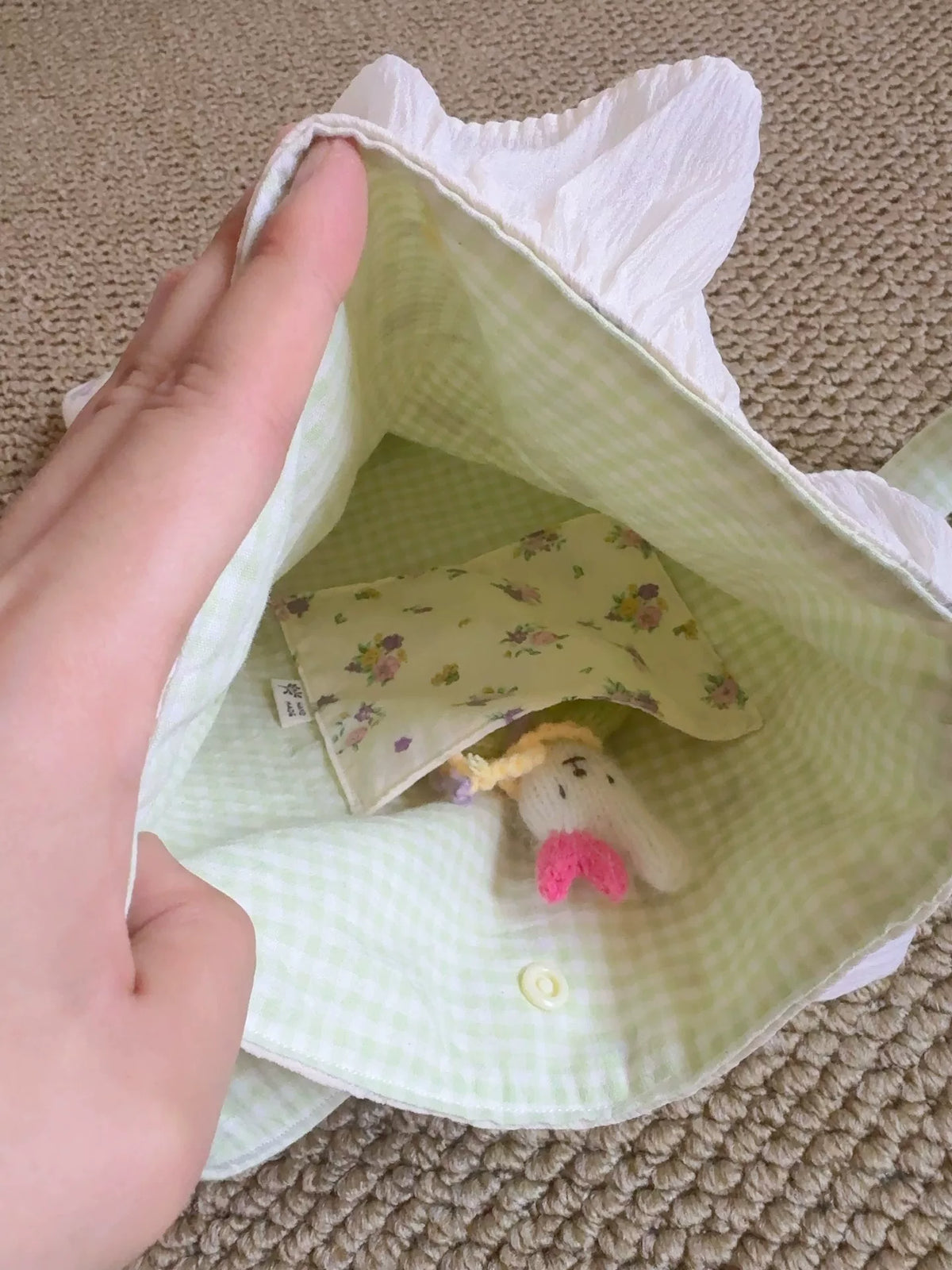 Blumige Baumwololltasche mit Organzafrüsche