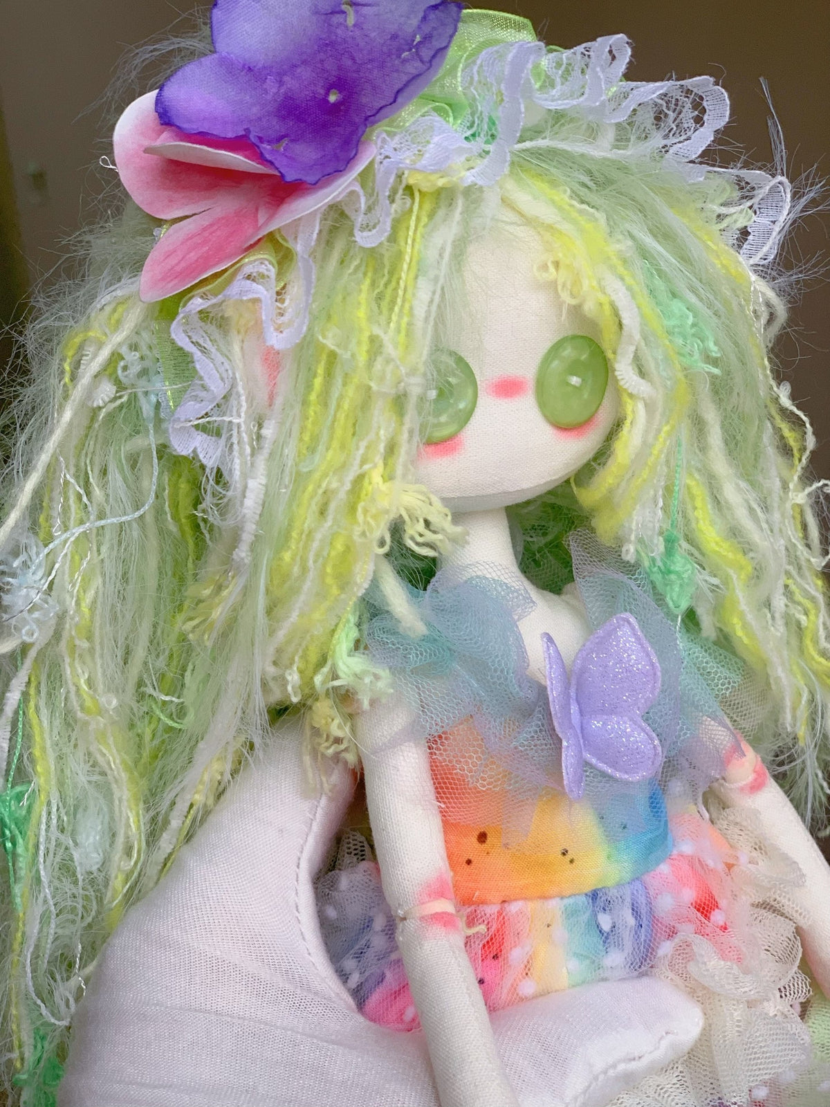 Muñeca de tela artesanal de fantasía con hilo pastel