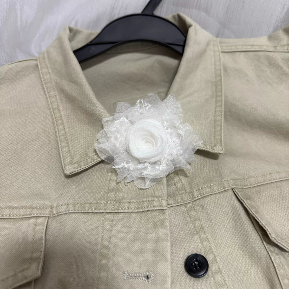 Broche de rosa de tela y satén blanco hecho a mano
