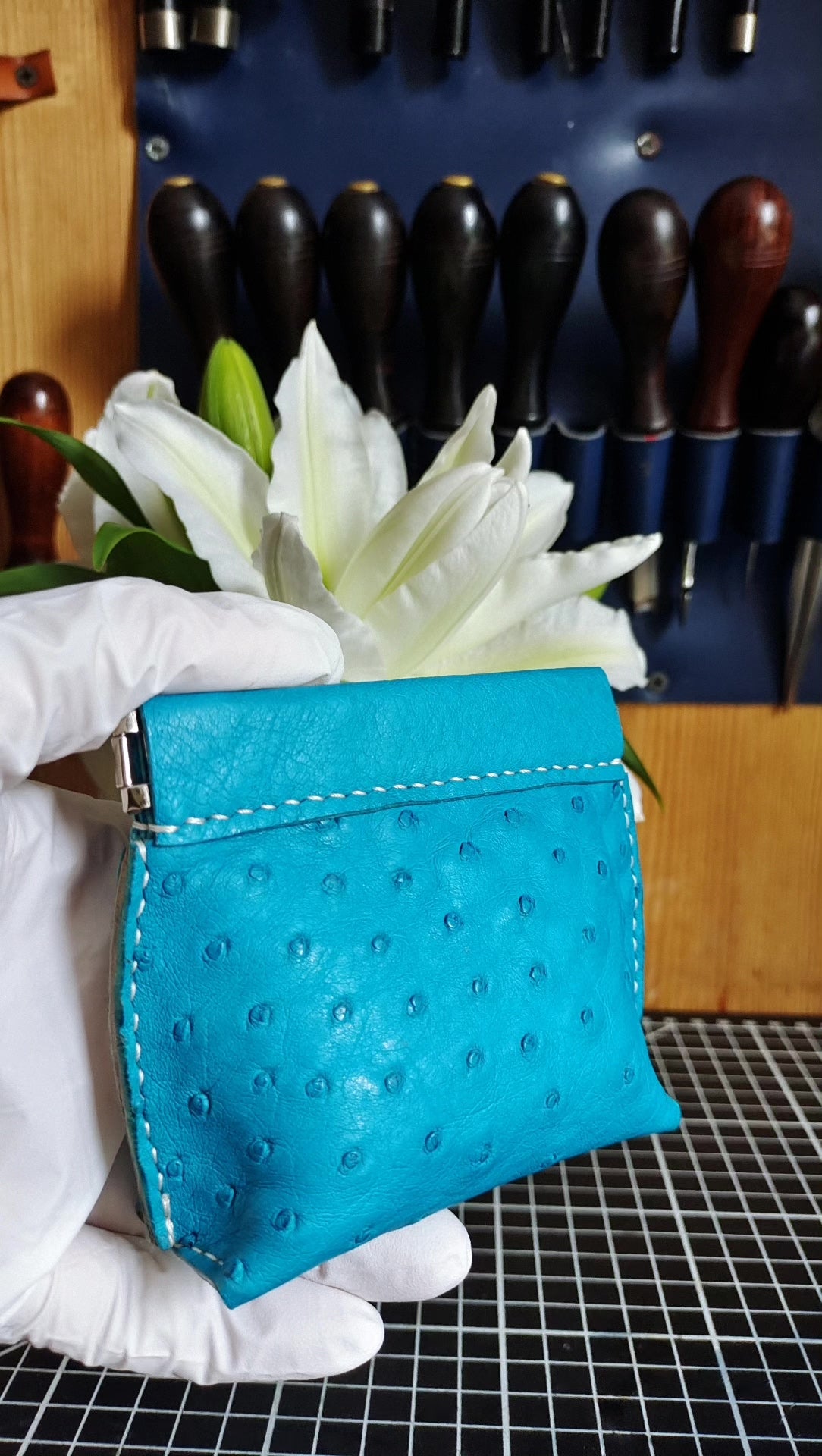 Borsa a sacchetto in pelle di struzzo blu pavone