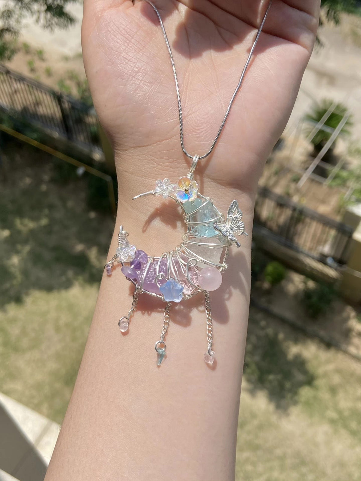 Colar com Pingente de Cristal de Lua Crescente