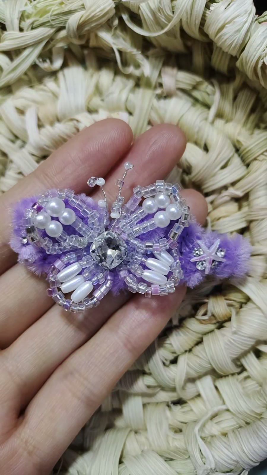 Barrette papillon en peluche violette et perles