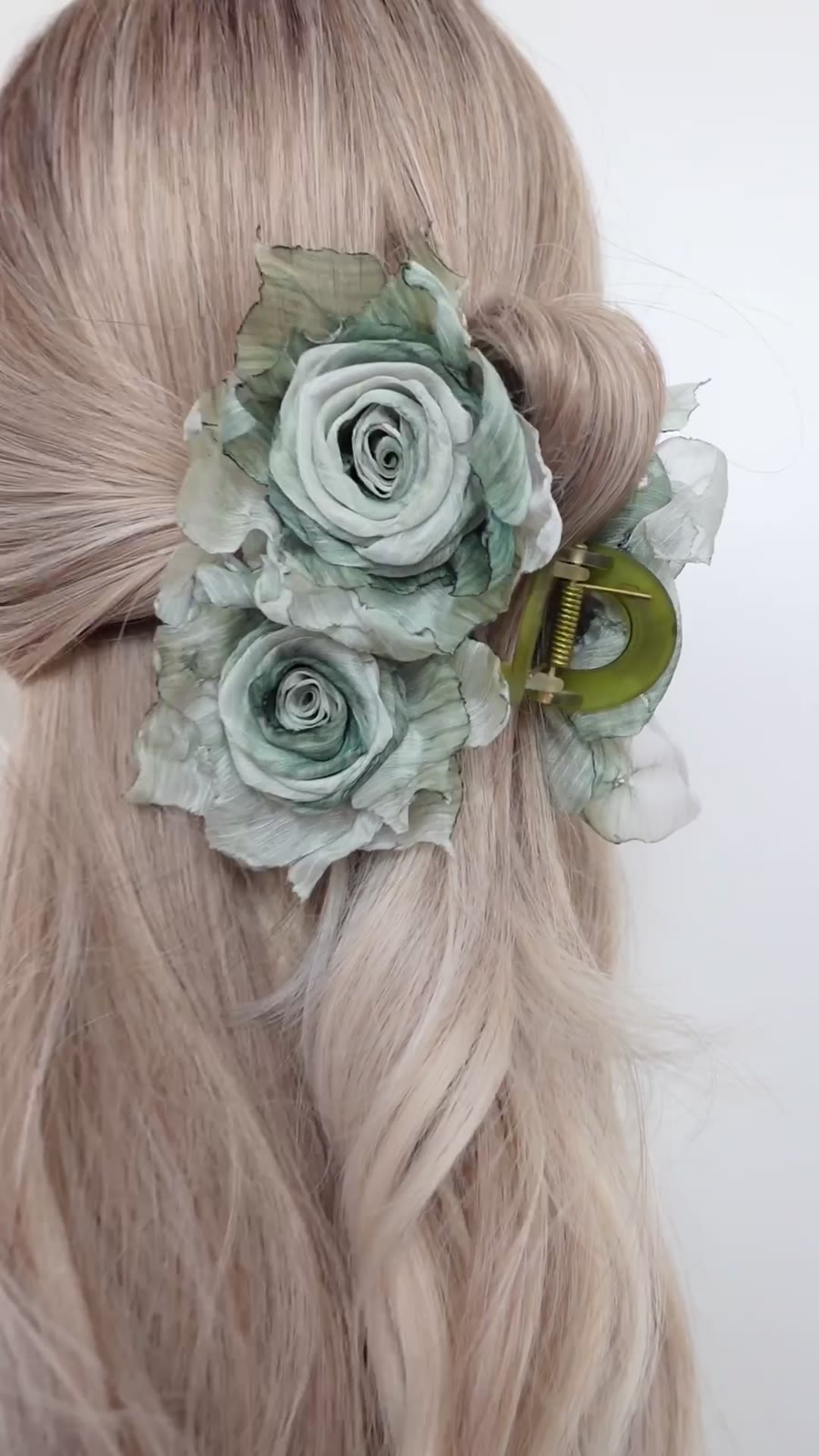 Pince à cheveux avec roses en tissu vert